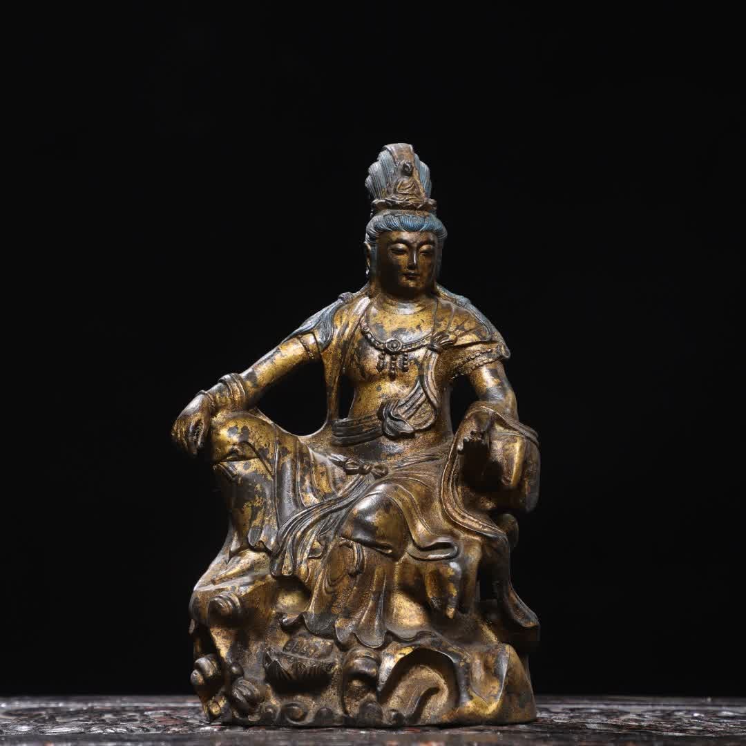A Qing Dynasty bronze rubbing Buddha statue of Guanyin: Qing Dynasty copper rubbing gold free Guanyin Buddha statue SIZE: H:21cm W:12cm T:8cm W:0.85kg (The Dimensions Of All Batches Are Manually Measured.If You Need More Detailed Information, Please Contac