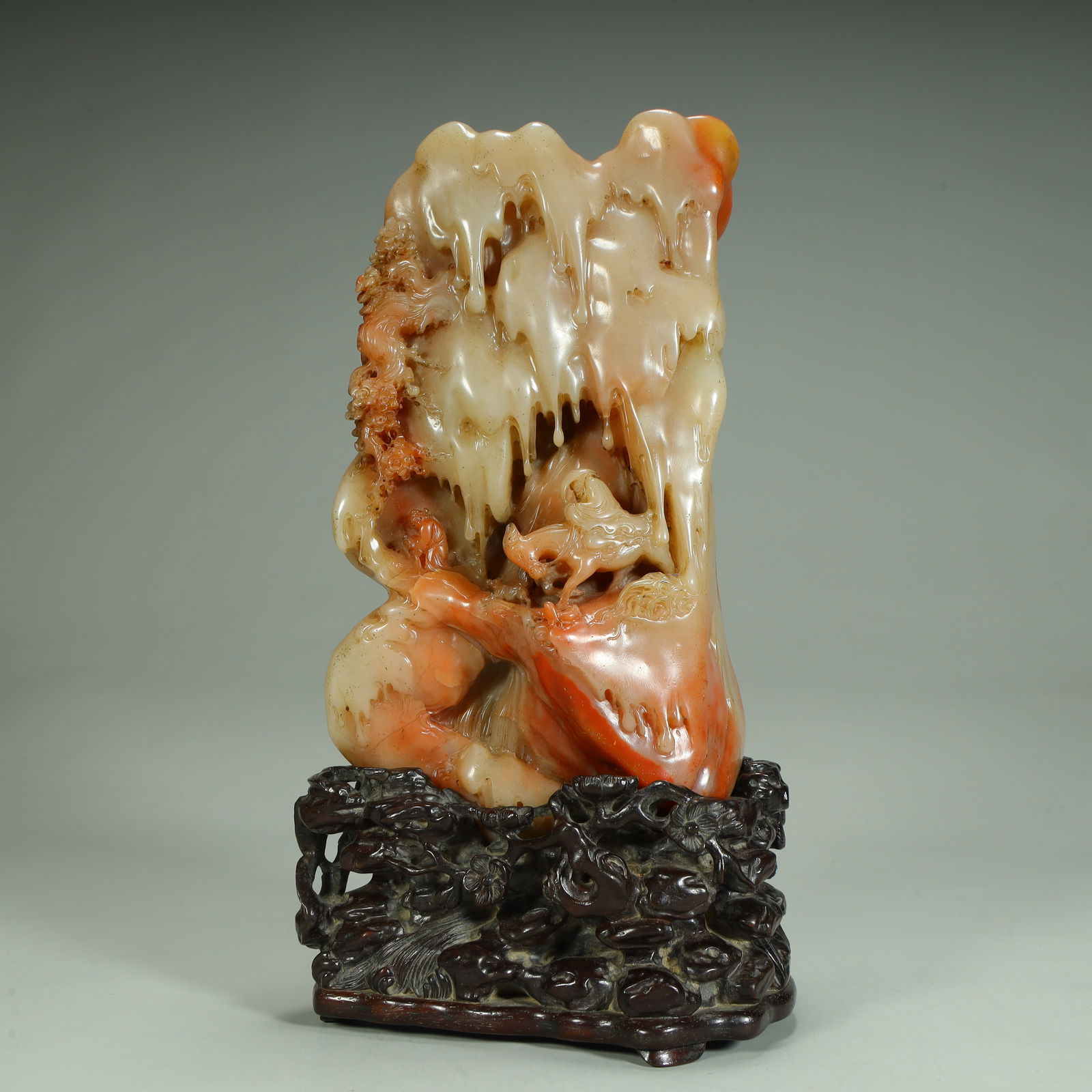 A Qing Dynasty Shoushan hibiscus stone "landscape figure" ornament: Qing Dynasty Shoushan hibiscus stone "landscape figure" ornament SIZE: Total H: 24cm L: 13cm W: 8.5cm Total W: 1764g (The Dimensions Of All Batches Are Manually Measured.If You Need More Detailed Info