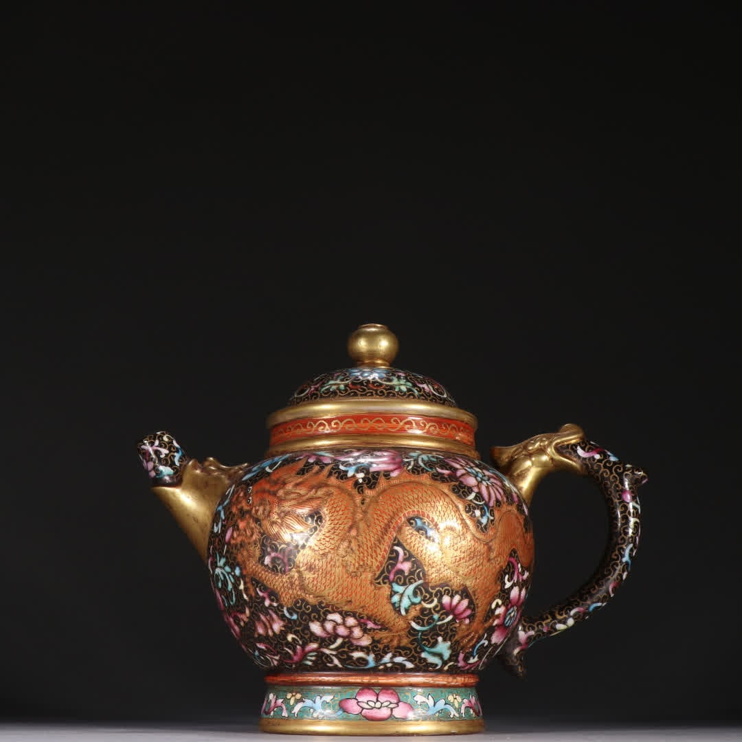 A Qing Dynasty purple sand gold-painted enamel dragon and phoenix pattern teapot: Qing Dynasty purple sand gold-painted enamel dragon and phoenix pattern teapot SIZE: H:15cm W:18.7cm (The Dimensions Of All Batches Are Manually Measured.If You Need More Detailed Information, Please