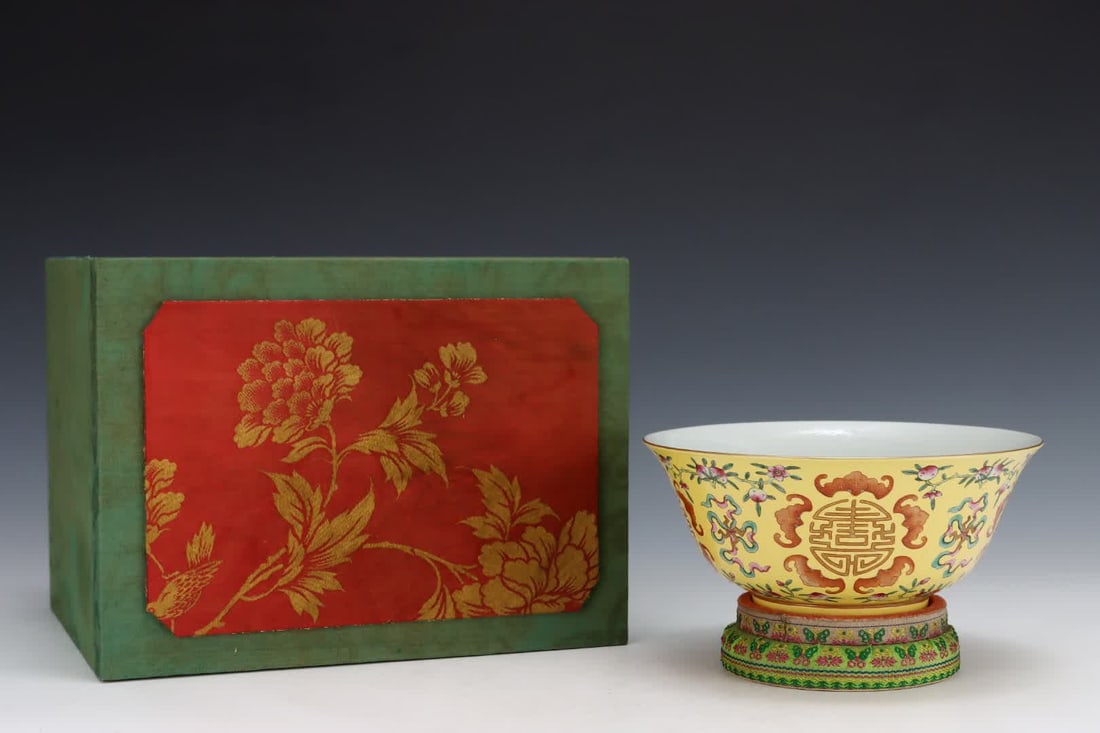 A Qing Guangxu pastel five-blessing longevity bowl: Qing Guangxu pastel five blessings holding longevity pattern bowl SIZE: H: 8.7cm Abdominal diameter 19.5cm (The Dimensions Of All Batches Are Manually Measured.If You Need More Detailed Information, P