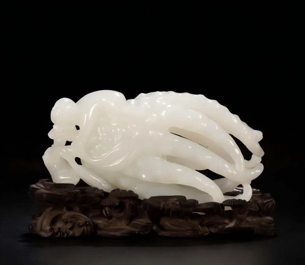 A Qing Dynasty Hetian jade Buddha hand: Qing Dynasty Hetian jade Buddha hand SIZE: L:9.5cm W:3cm H:5cm (The Dimensions Of All Batches Are Manually Measured.If You Need More Detailed Information, Please Contact Our Customer Service Before Bi