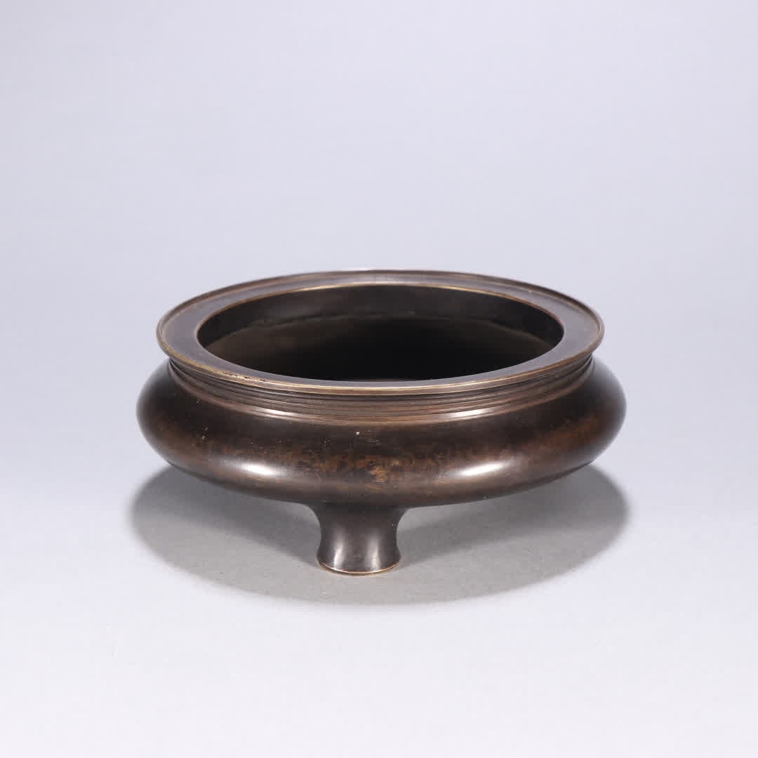A Qing Dynasty Detang style copper three-legged incense burner: Qing Dynasty Detang model copper three-legged incense burner SIZE: H:4.5cm W:12cm W:796.1g (The Dimensions Of All Batches Are Manually Measured.If You Need More Detailed Information, Please Contact Ou