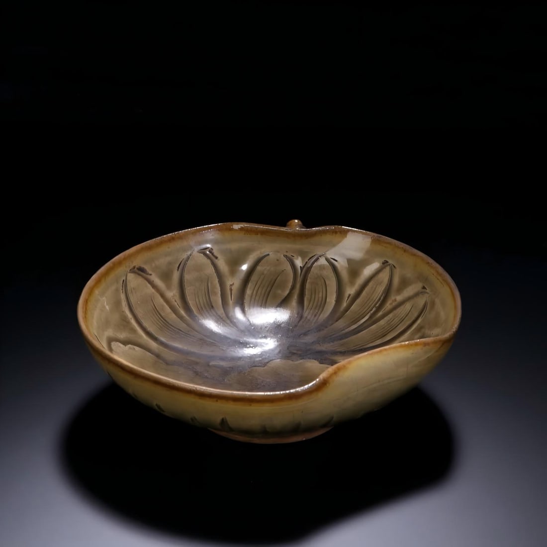 A piece of fifth generation Yaozhou small cup: Five generations of Yaozhou Xiaozhan SIZE: H:4.5cm W:12.5cm (The Dimensions Of All Batches Are Manually Measured.If You Need More Detailed Information, Please Contact Our Customer Service Before Biddi