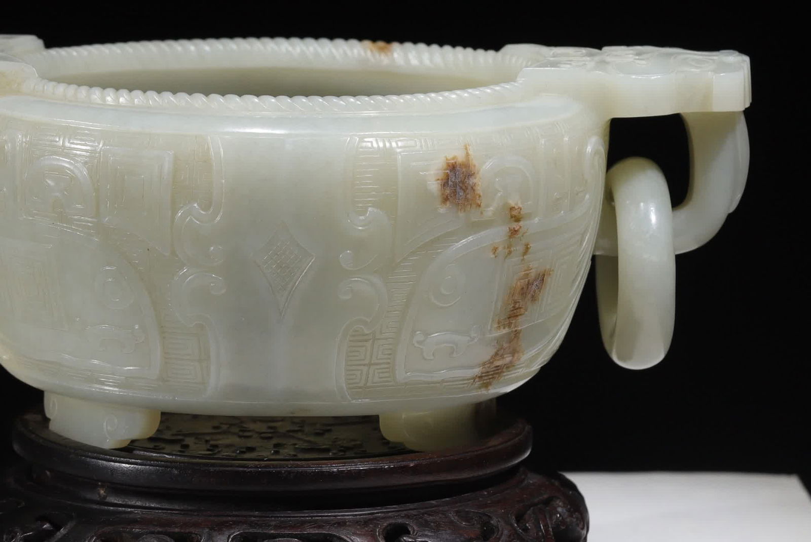 A piece of blue and white jade gluttonous pattern ring furnace study heavy weapon: The furnace body is made of circular closing style, the mouth edge is carved with rope patterns, and the lines are regular like weaving ropes, showing the elegant posture of the vessel, the carved dra