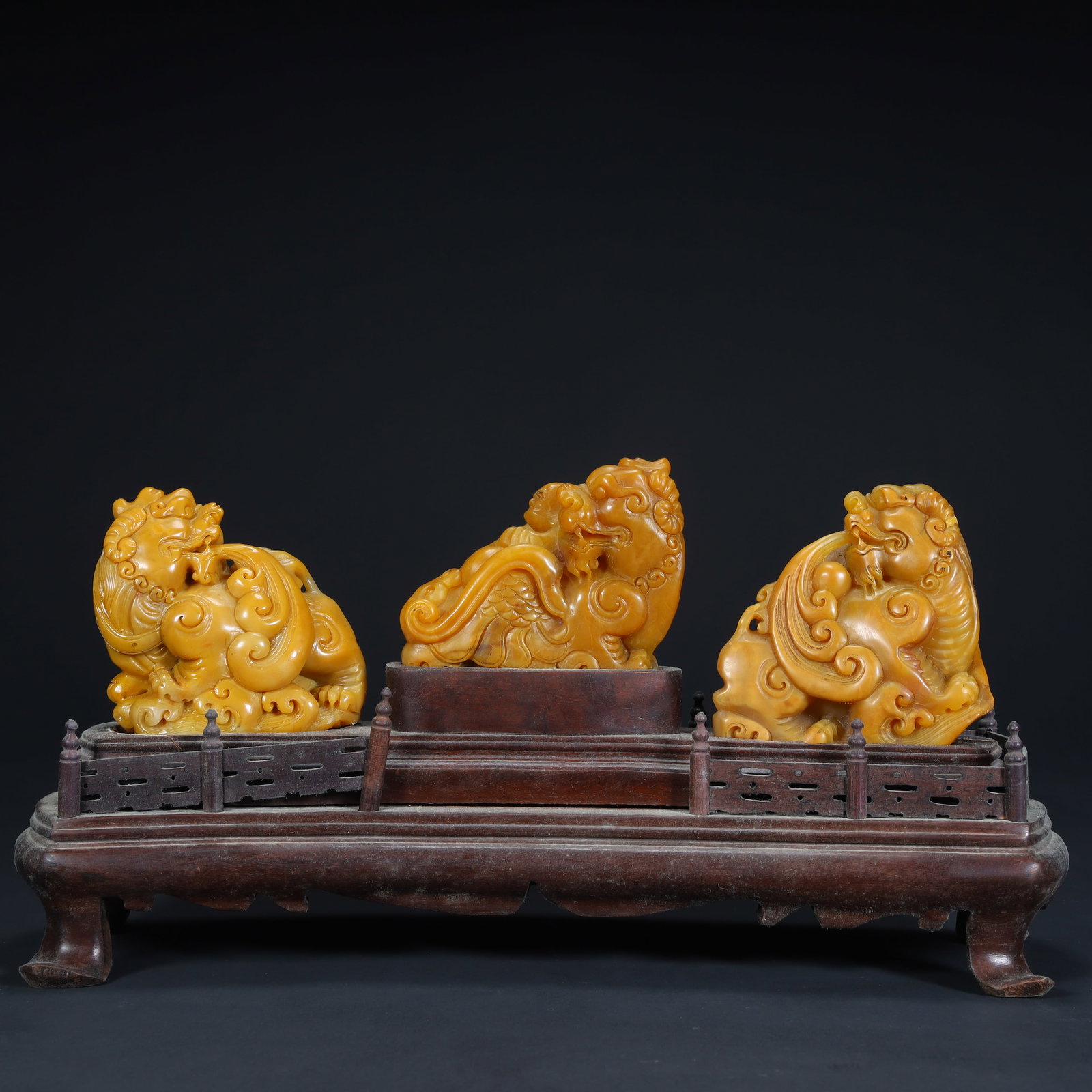 A set of Qing Dynasty Shoushan Tian Huang Rui beast ornaments: Qing Dynasty Shoushan Tian Huang Rui beast ornament SIZE: Average H: 8cm L: 7.5cm W: 3.5cm Total W: 710g (The Dimensions Of All Batches Are Manually Measured.If You Need More Detailed Information, Ple