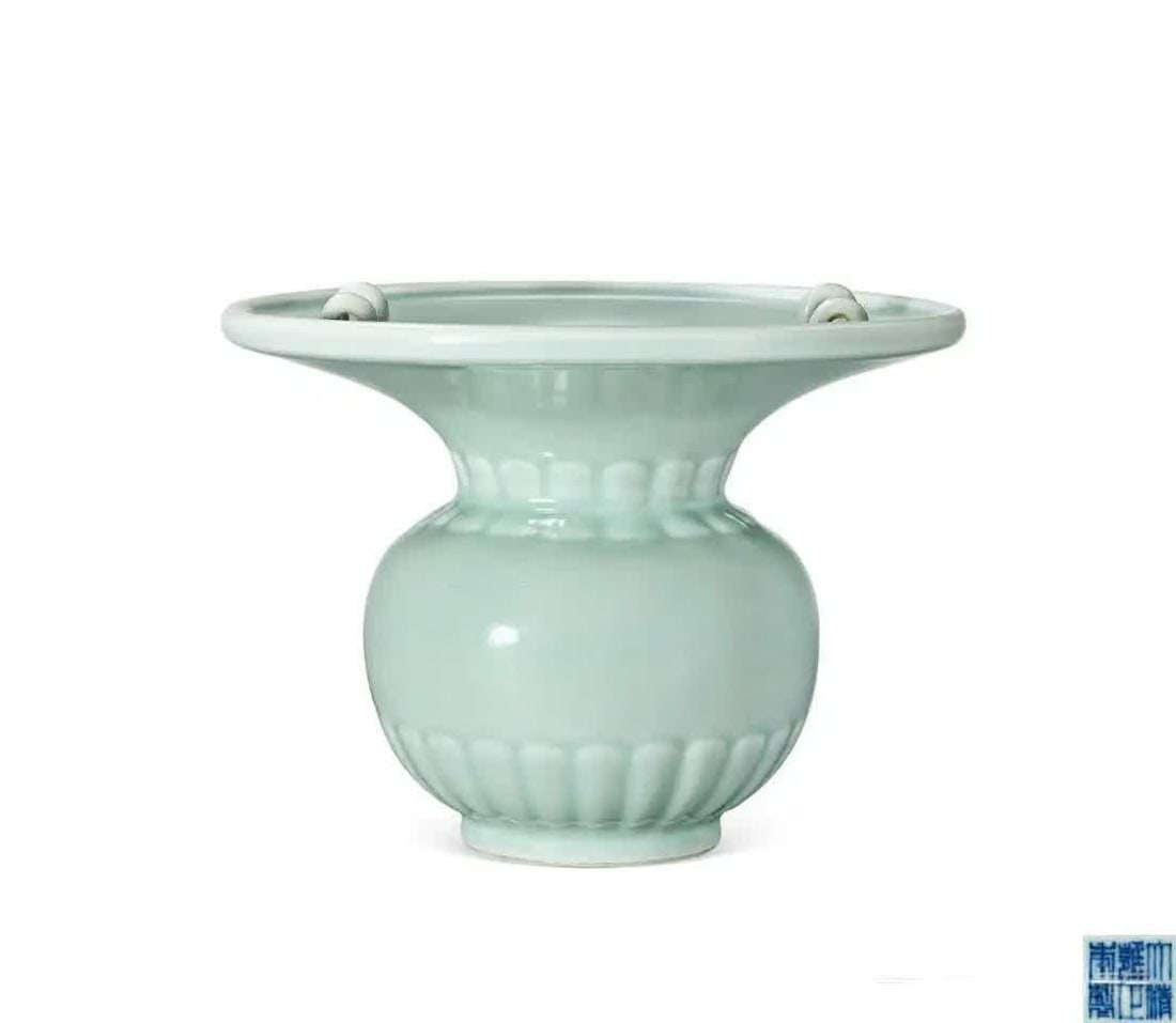 A piece of Qing Yongzheng pink blue glaze four catkins chrysanthemum petal flower blue vessel (1 of 9)