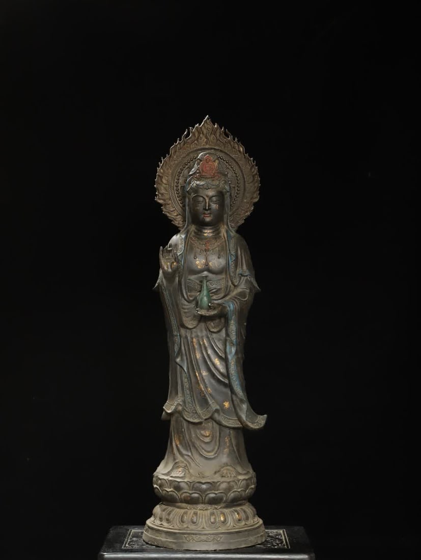 A Qing Dynasty bronze gold Guanyin Bodhisattva Buddha statue: Qing Dynasty bronze rubbing gold Guanyin Bodhisattva Buddha statue SIZE: H:88cm W:22cm T:22cm W:18.5kg (The Dimensions Of All Batches Are Manually Measured.If You Need More Detailed Information, Pleas