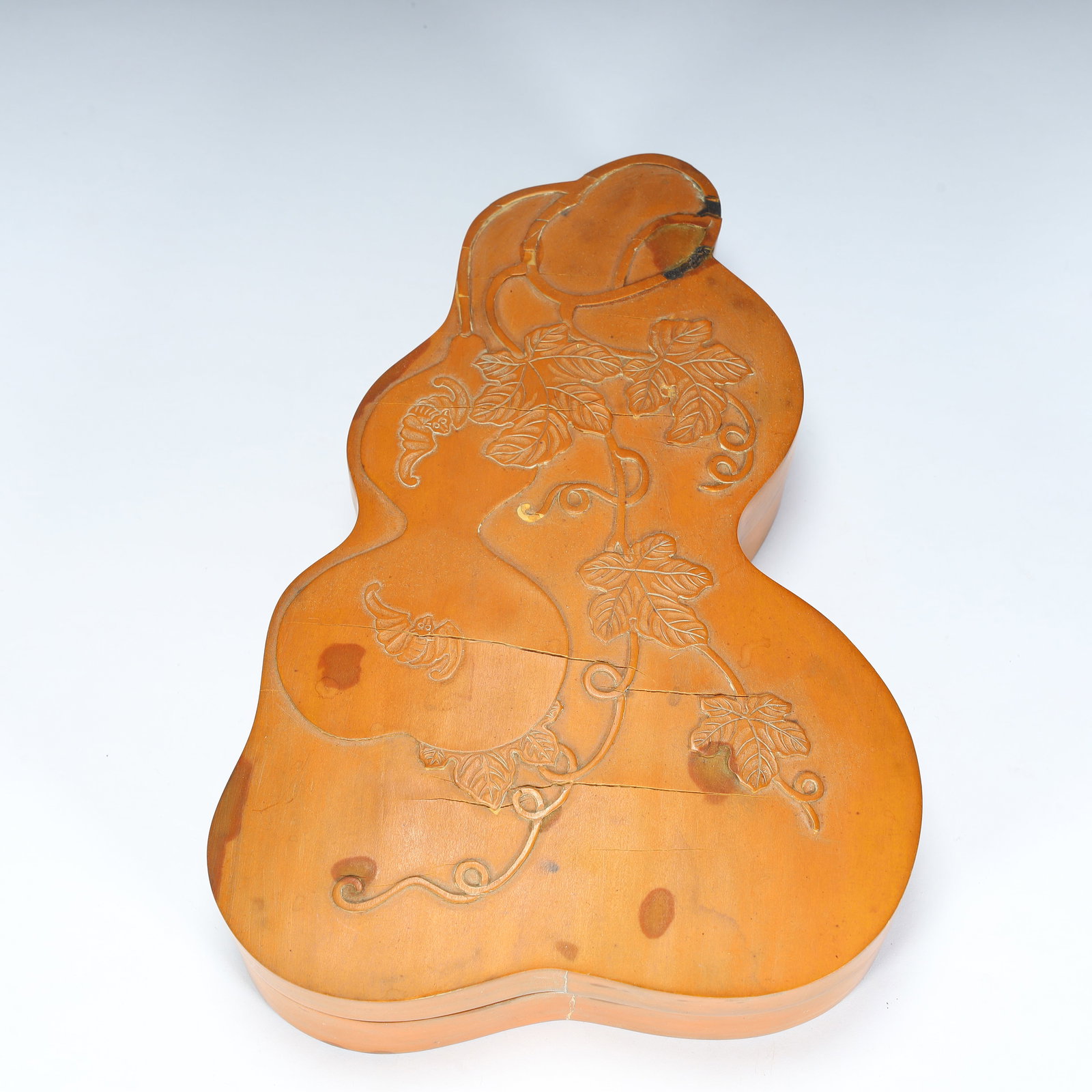 A Qing Dynasty yellow "gourd-shaped lid box: Qing Dynasty "gourd-shaped lid box SIZE: H:4cm L:18.5cm W:13.4cm W:239g (The Dimensions Of All Batches Are Manually Measured.If You Need More Detailed Information, Please Contact Our Customer Service