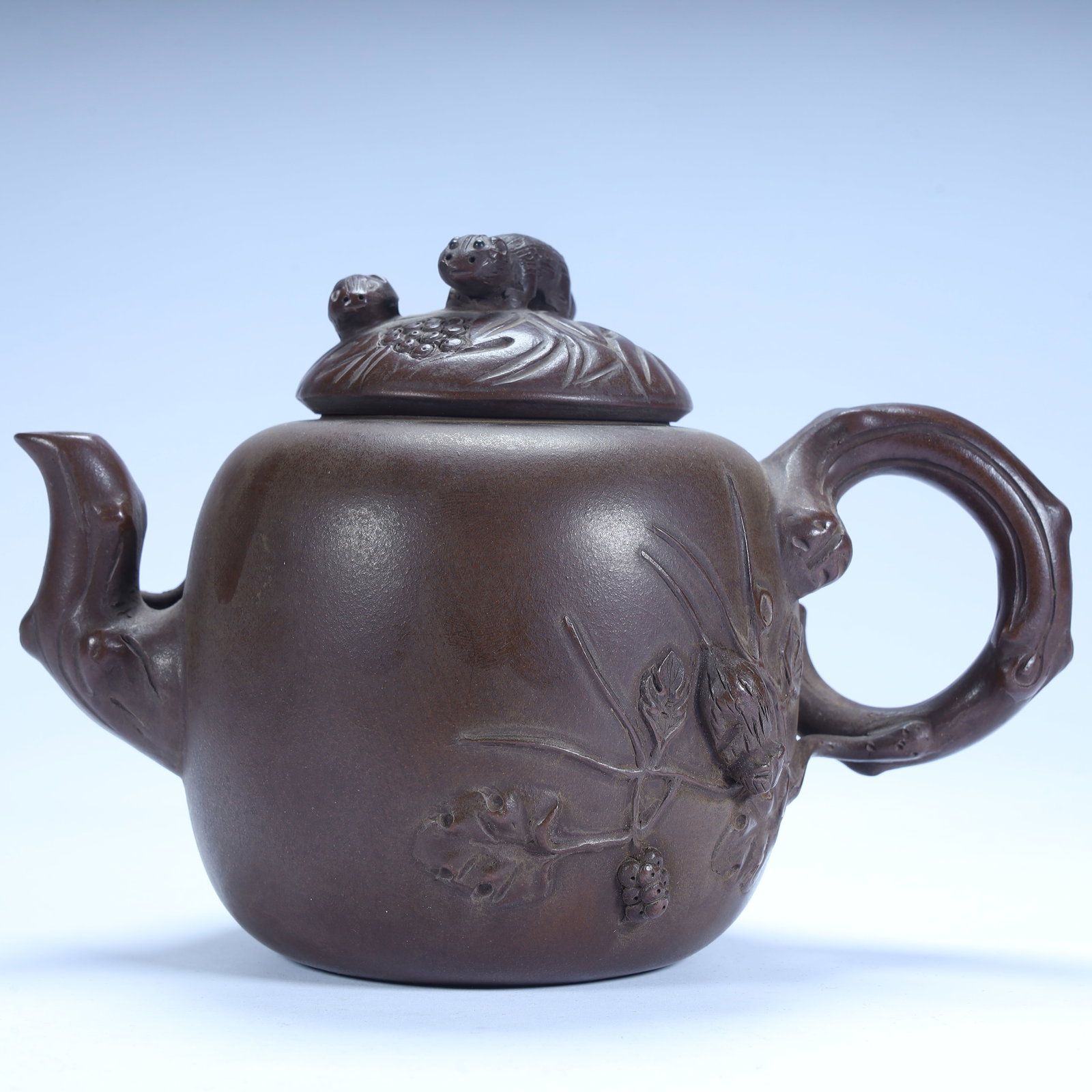 A Qing Dynasty purple sand squirrel grape pattern pot: Qing Dynasty purple sand squirrel grape pattern pot SIZE: H:12cm L:18cm W:10.5cm W:458g (The Dimensions Of All Batches Are Manually Measured.If You Need More Detailed Information, Please Contact Our C