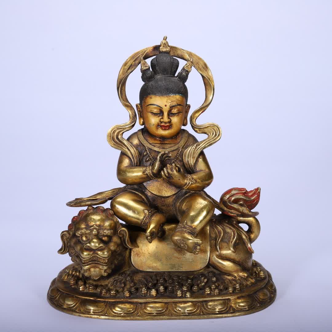 A bronze gilt Buddha statue of the Qing Dynasty: Qing Dynasty copper gilt Buddha statue SIZE: 19cm W:13cm H:22cm W:2220g (The Dimensions Of All Batches Are Manually Measured.If You Need More Detailed Information, Please Contact Our Customer Service