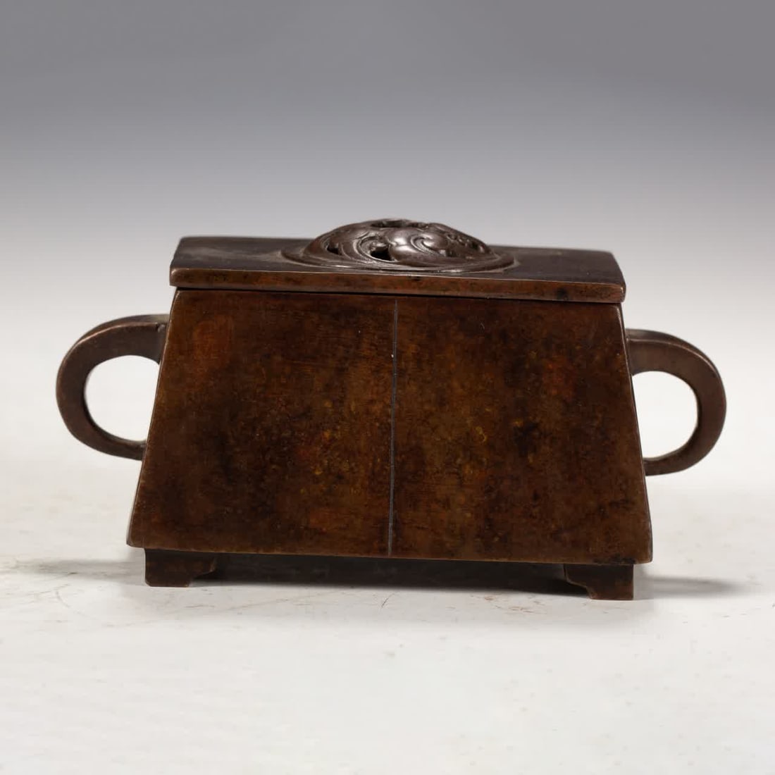 A copper furnace from the Qing Dynasty: Copper furnace in the Qing Dynasty SIZE: L:13cm W:7cm H:6.5cm (The Dimensions Of All Batches Are Manually Measured.If You Need More Detailed Information, Please Contact Our Customer Service Before Bid