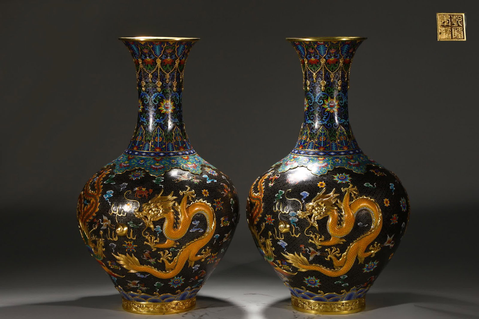 A pair of Qing Dynasty copper tire cloisonné cloisonné enamel dragon and phoenix pattern: Qing Dynasty copper tire cloisonné cloisonné enamel dragon and phoenix pattern appreciation bottle pair SIZE: H: 64cm W: 38cm Single W: Approximately 20.5kg (The Dimensions Of All Batches Are Manual