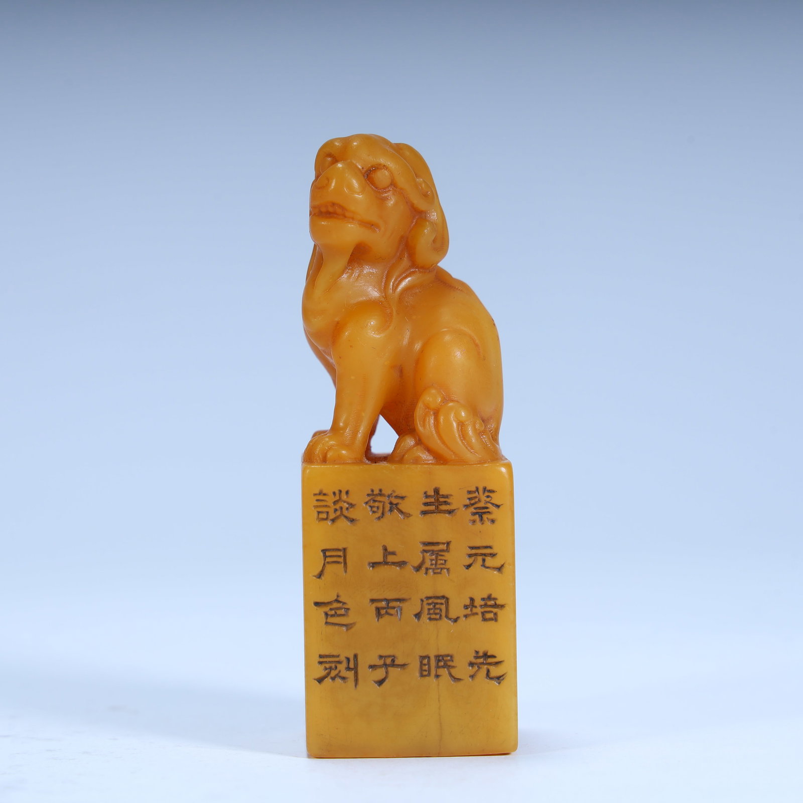 A poetic seal of the modern Shoushan stone auspicious beast button in the Qing Dynasty: Qing Dynasty modern Shoushan stone auspicious beast button poetry seal SIZE: H:7.5cm L:2.5cm W:2.5cm W:80.8g (The Dimensions Of All Batches Are Manually Measured.If You Need More Detailed Information,