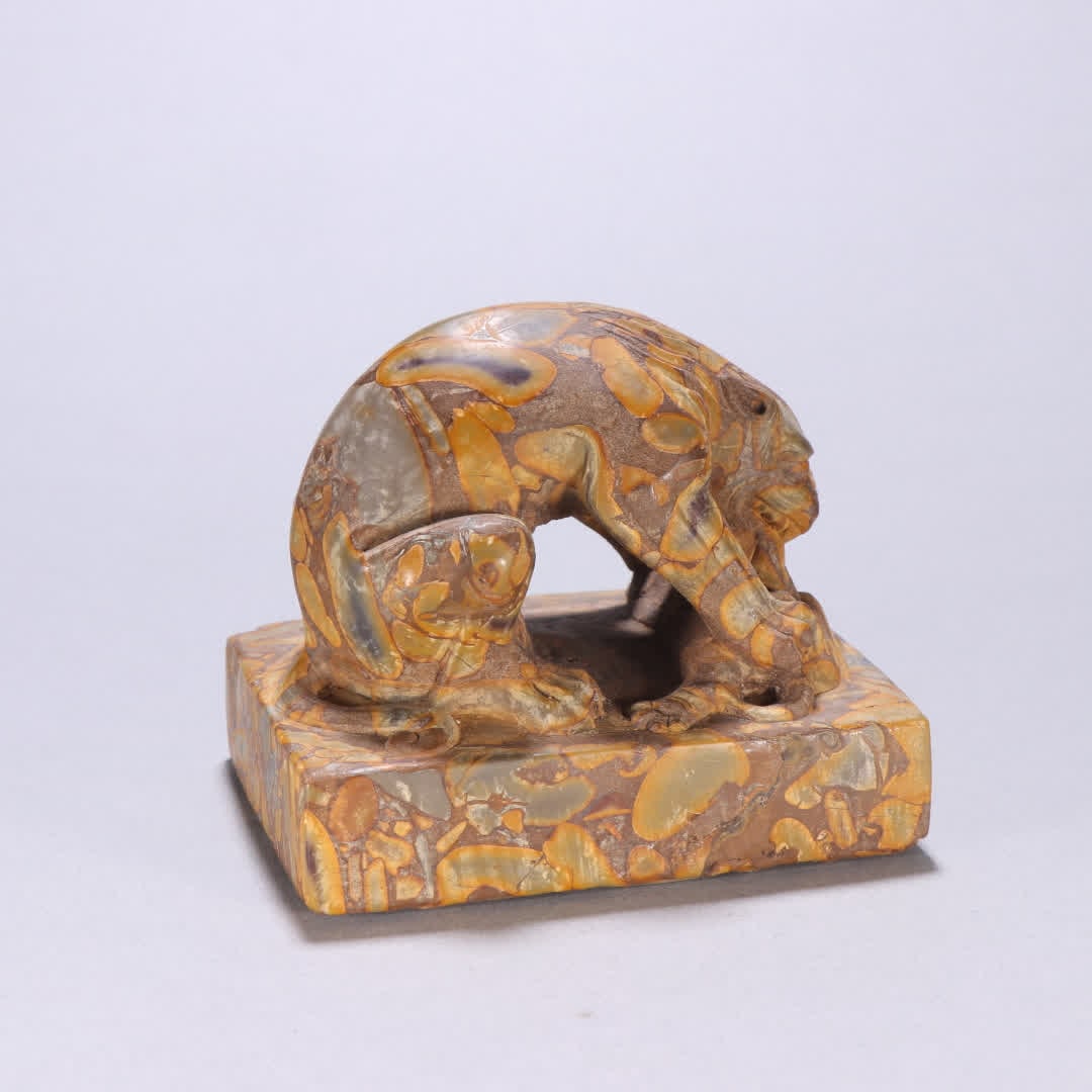 A leopard spotted stone auspicious beast button seal: Leopard spotted stone auspicious beast button seal SIZE: H:8.1cm W:9.8cm W:743.8g (The Dimensions Of All Batches Are Manually Measured.If You Need More Detailed Information, Please Contact Our Custome