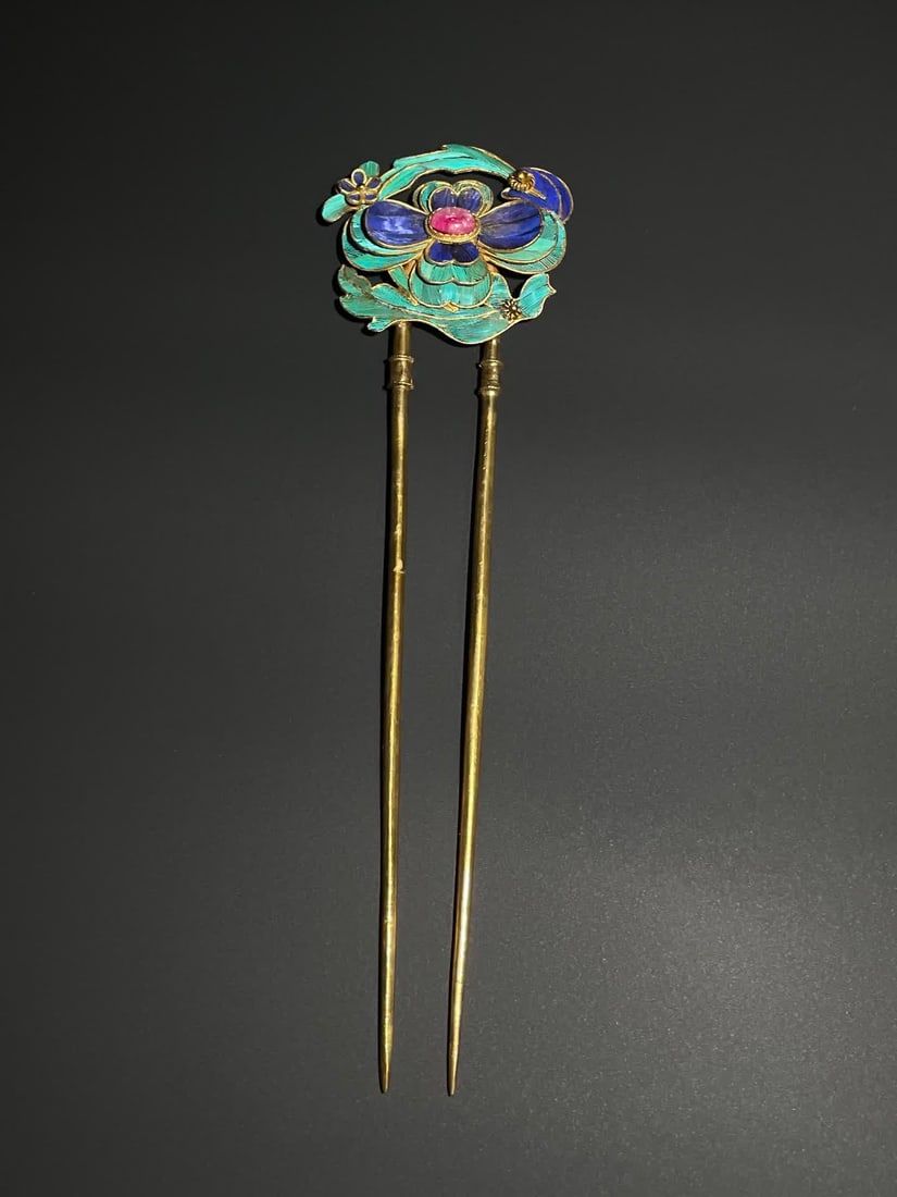 A silver-gilt emerald hairpin in the middle of the Qing Dynasty: Middle Qing Dynasty silver gilt emerald hairpin SIZE: L: 16cm Hairpin W: 4.5cm (The Dimensions Of All Batches Are Manually Measured.If You Need More Detailed Information, Please Contact Our Customer S
