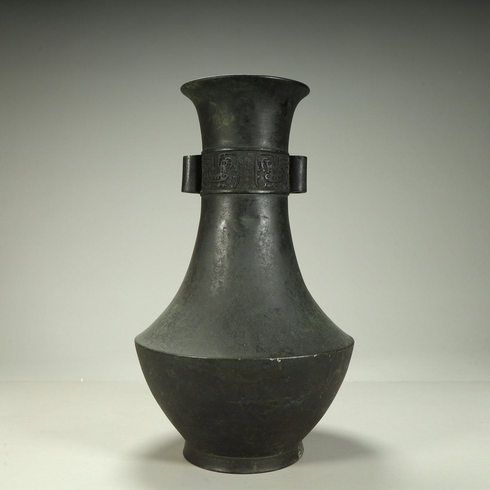 A bronze ear-piercing bottle with a beast face pattern in the Shang Dynasty: Shang Dynasty beast face pattern bronze ear piercing bottle SIZE: H:29cm L:16cm W:16cm W:1.5kg (The Dimensions Of All Batches Are Manually Measured.If You Need More Detailed Information, Please Contac