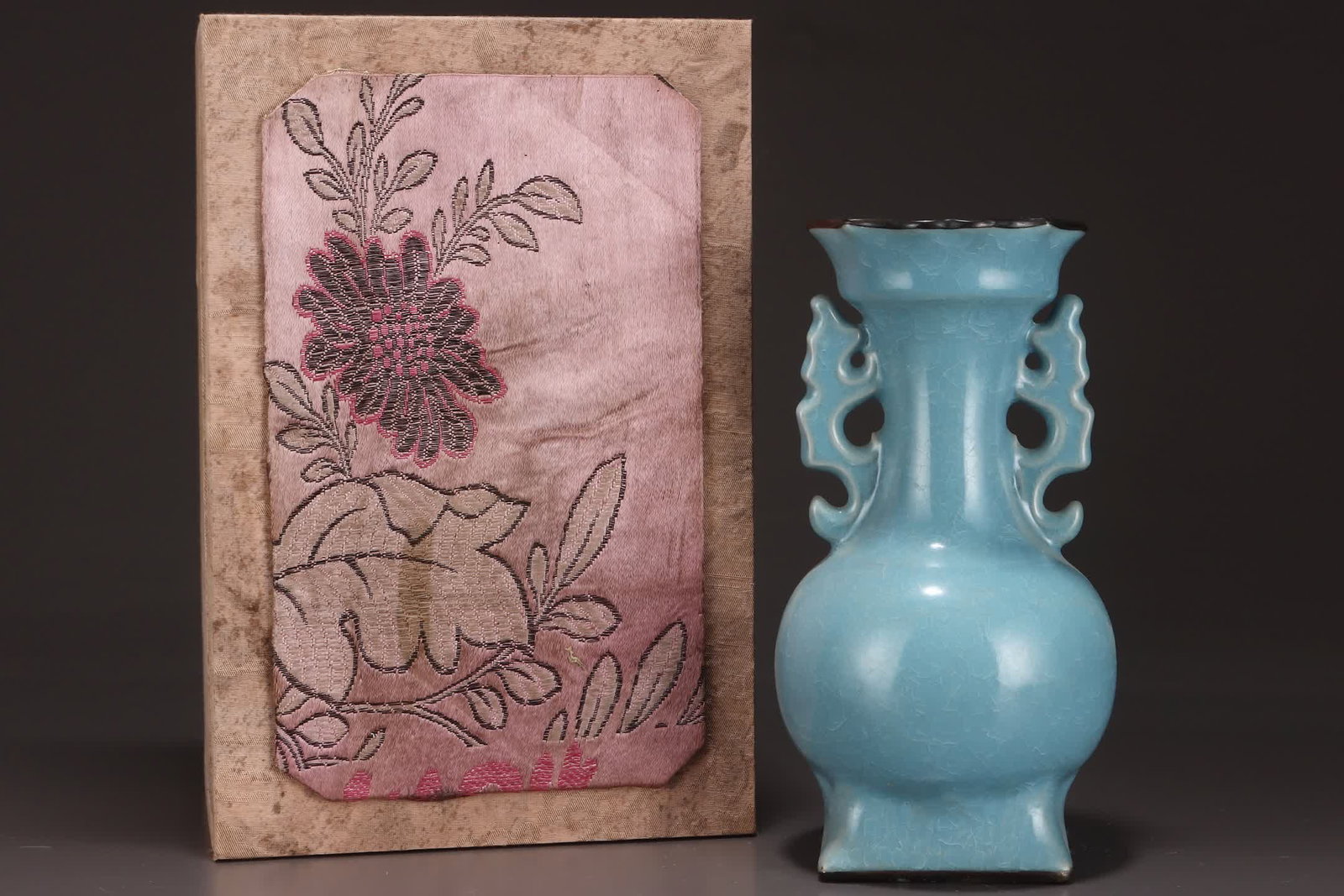 A piece of Song Ru kiln azure glaze inlaid with silver buckle Kuikou dragon ear statue: Song Ru kiln sky blue glaze inlaid with silver buckle Kuikou dragon ear zun SIZE: H: 23cm Belly diameter 12.5cm (The Dimensions Of All Batches Are Manually Measured.If You Need More Detailed Informati