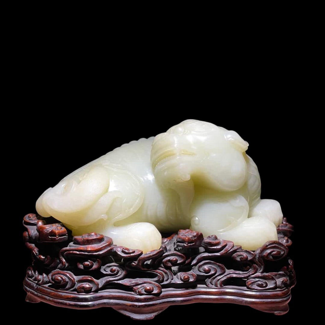 A Qing Dynasty Hetian jade beast ornament: Qing Dynasty Hetian jade auspicious beast ornament carved from Hetian jade whole material, the auspicious beast body is full and heavy, the head is high-spirited, the eyes are wide open, the mouth is