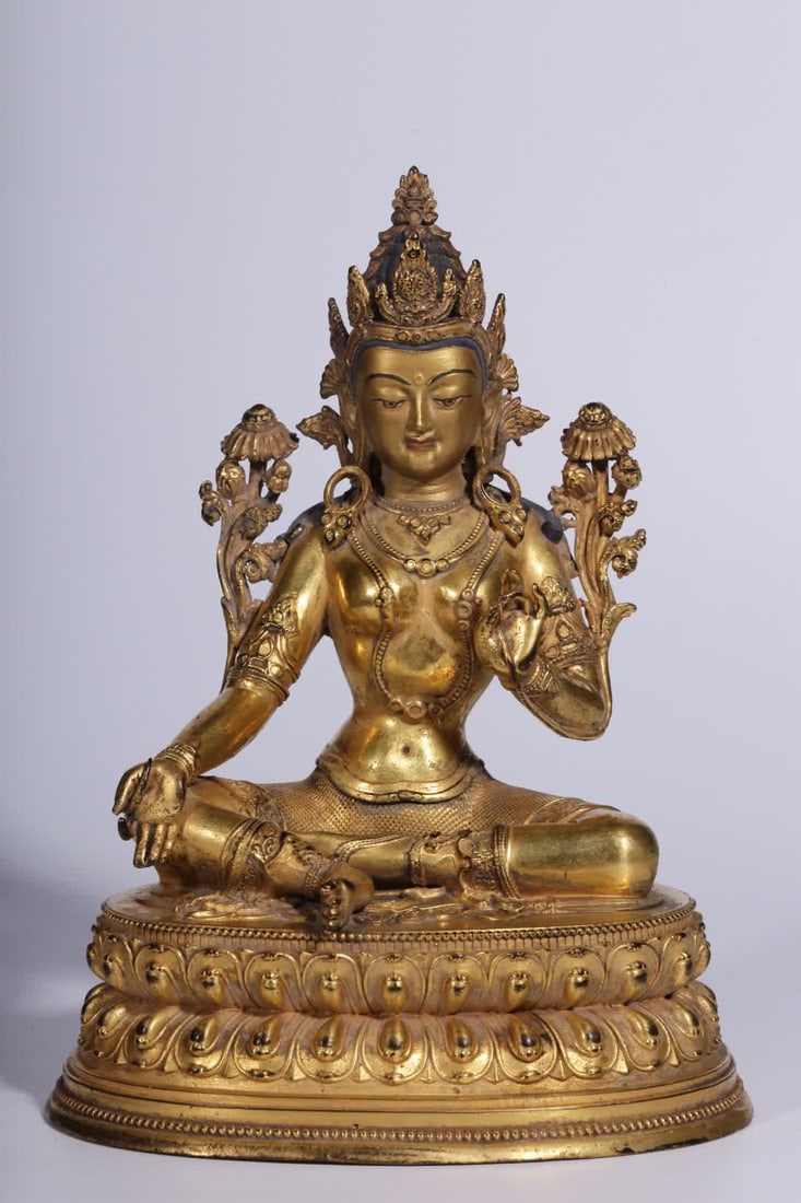 A Qing Dynasty copper gilt seated statue of Guanyin holding a lotus: Qing Dynasty copper gilt lotus holding Guanyin seated statue SIZE: H:20.5cm L:15cm W:12cm W:1161g (The Dimensions Of All Batches Are Manually Measured.If You Need More Detailed Information, Please Con