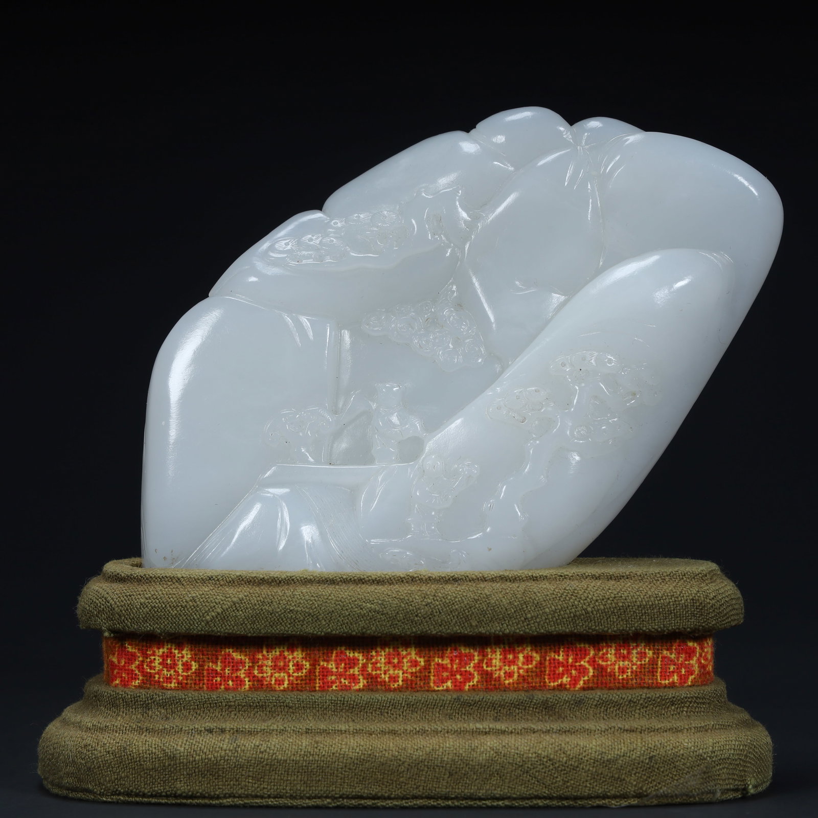 A Qing Dynasty Hetian jade "landscape character mountain" ornament: Qing Dynasty Hetian jade "landscape character shanzi" ornament SIZE: H:8.5cm L:11cm W:2cm W:322.4g (The Dimensions Of All Batches Are Manually Measured.If You Need More Detailed Information, Please Co