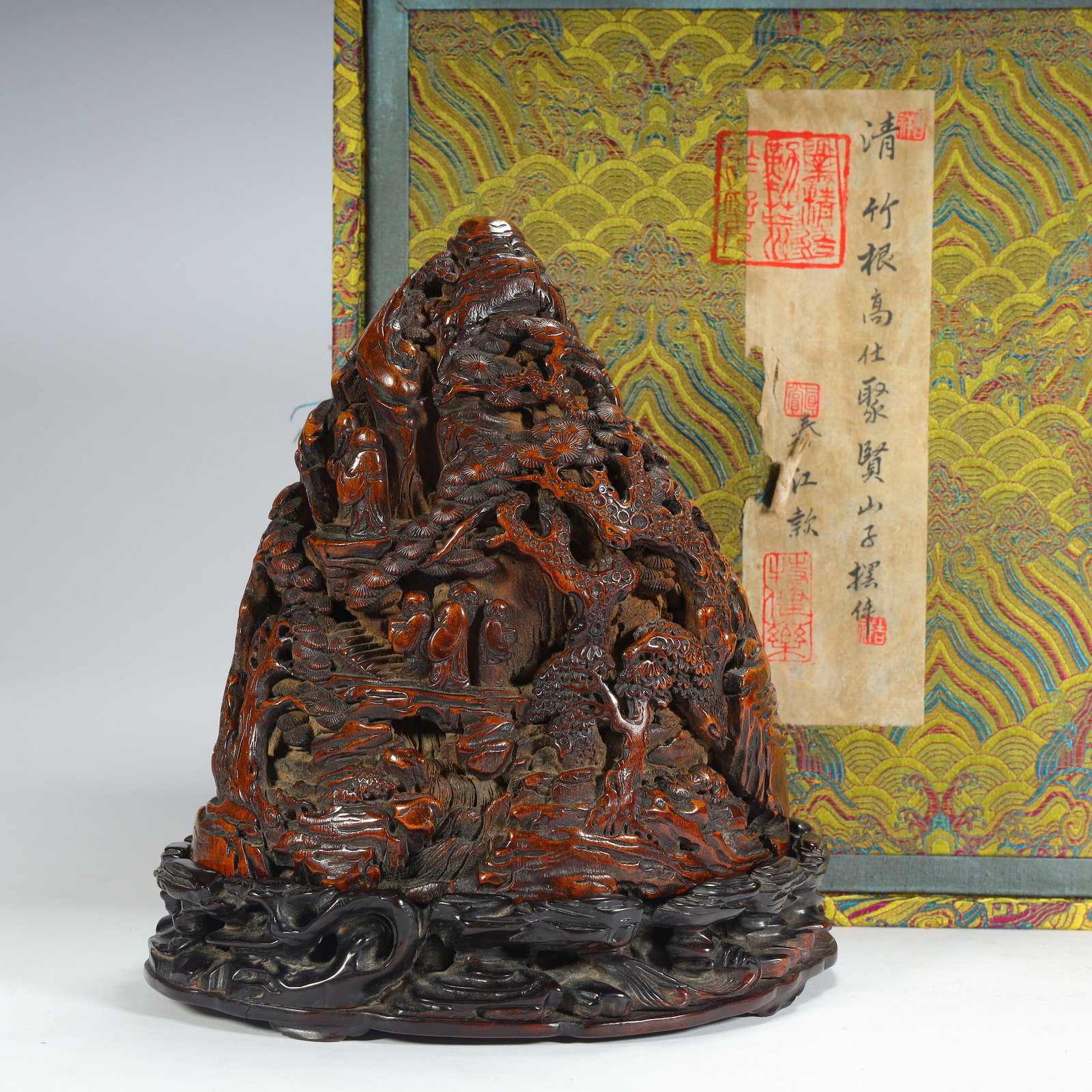 A Qing Dynasty bamboo root carving Gao Shi Juxian Shanzi ornament: Qing Dynasty bamboo root carving Gao Shi Juxian Shanzi ornament SIZE: Total H: 21cm L: 19cm W: 13.5cm Total W: 756g (The Dimensions Of All Batches Are Manually Measured.If You Need More Detailed Infor