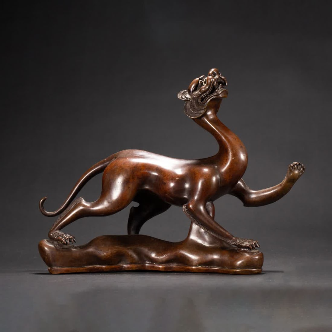 A bronze beast ornament of the Qing Dynasty: Bronze beast ornaments of the Qing Dynasty SIZE: L:30cm W:8cm H:23cm (The Dimensions Of All Batches Are Manually Measured.If You Need More Detailed Information, Please Contact Our Customer Service Bef