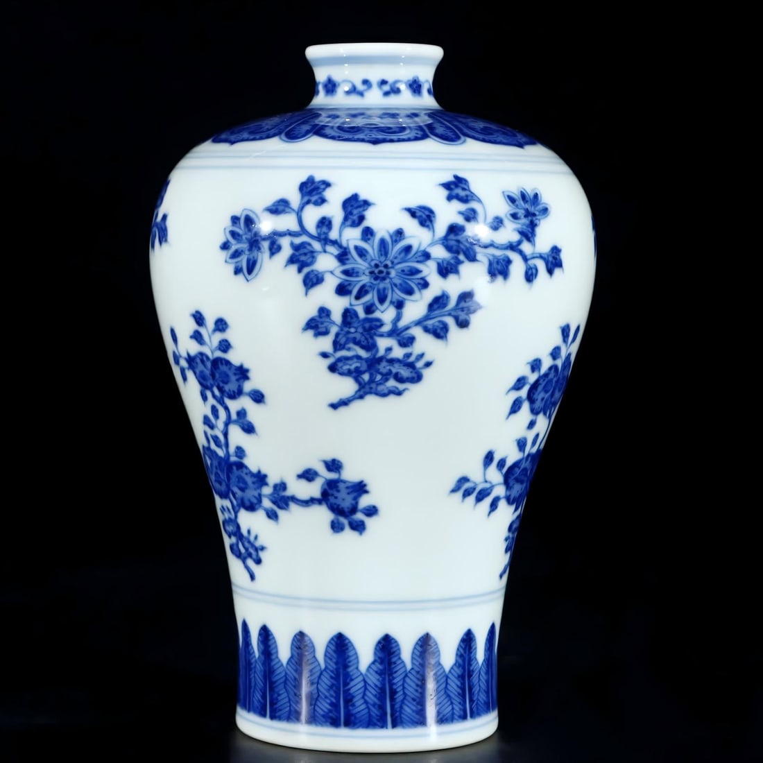 A Qing Dynasty Qianlong blue and white folded branch flower fruit pattern plum bottle: Qing Dynasty Qianlong blue and white broken branch flower fruit pattern plum bottle SIZE: H: 15cm Belly diameter 9.6cm (The Dimensions Of All Batches Are Manually Measured.If You Need More Detailed In