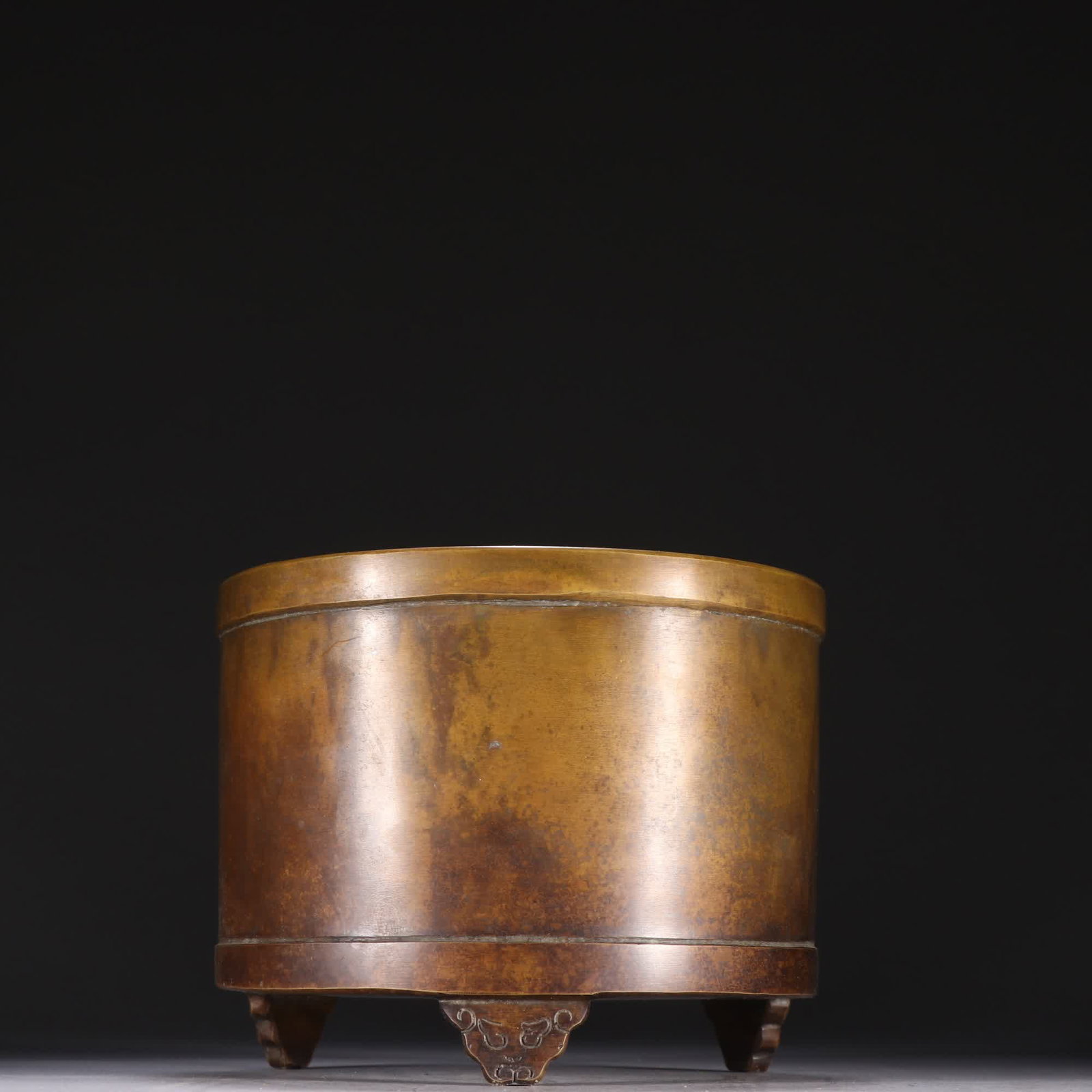 A Ming Dynasty Xuande copper three-legged incense burner: Ming Dynasty Xuande copper three-legged incense burner SIZE: H:9.9cm W:12.6cm W:1560g (The Dimensions Of All Batches Are Manually Measured.If You Need More Detailed Information, Please Contact Our Cus