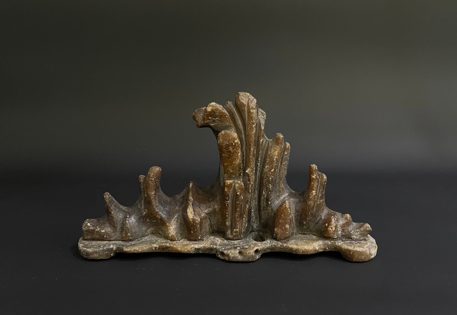 An old pen holder in the Qing Dynasty Shoushan stone study: The pen holder of the Qing Dynasty Shoushan stone study room is old SIZE: L:12.5cm W:3.5cm H:7cm (The Dimensions Of All Batches Are Manually Measured.If You Need More Detailed Information, Please Cont