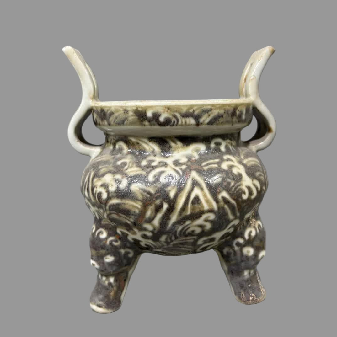 A three-legged incense burner with glazed red seawater in the Qing Dynasty: Qing Dynasty glazed red sea water three-legged incense burner SIZE: H:20cm W:15cm (The Dimensions Of All Batches Are Manually Measured.If You Need More Detailed Information, Please Contact Our Custome