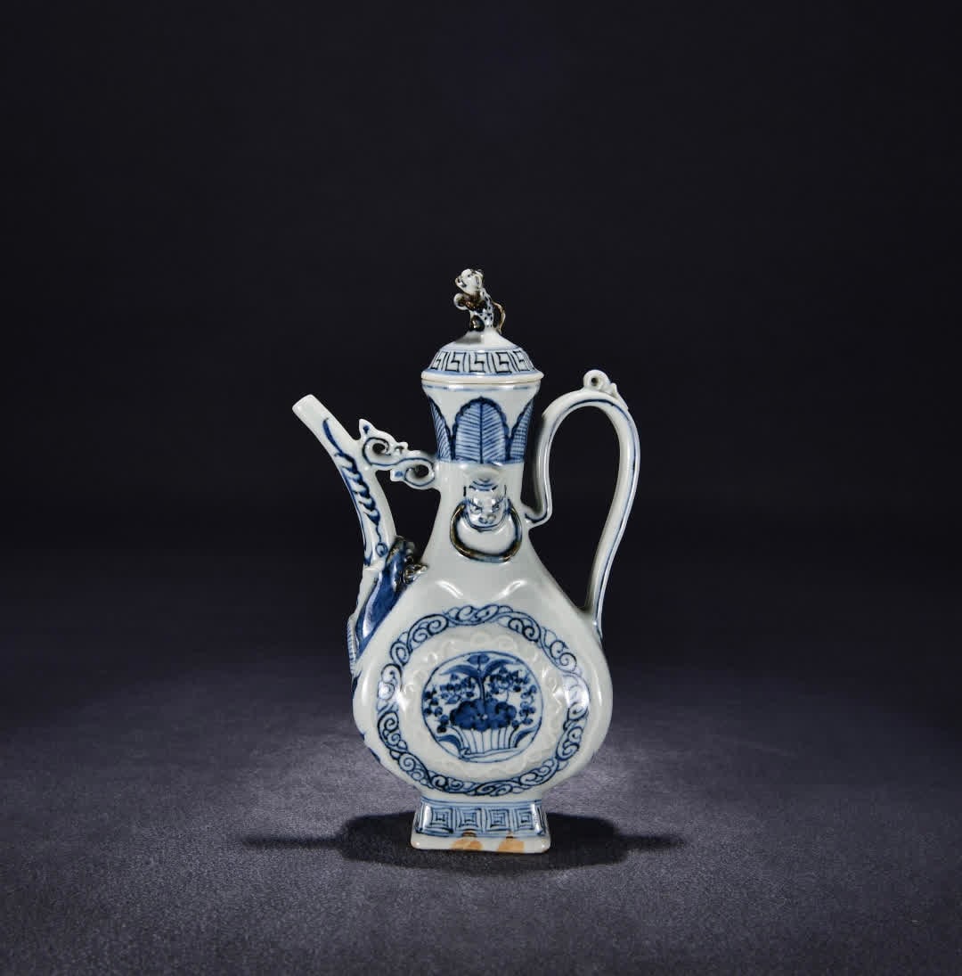 A Yuan Dynasty blue and white lotus pattern pot: Yuan Dynasty blue and white lotus pattern pot SIZE: H:29cm W:18cm (The Dimensions Of All Batches Are Manually Measured.If You Need More Detailed Information, Please Contact Our Customer Service Before