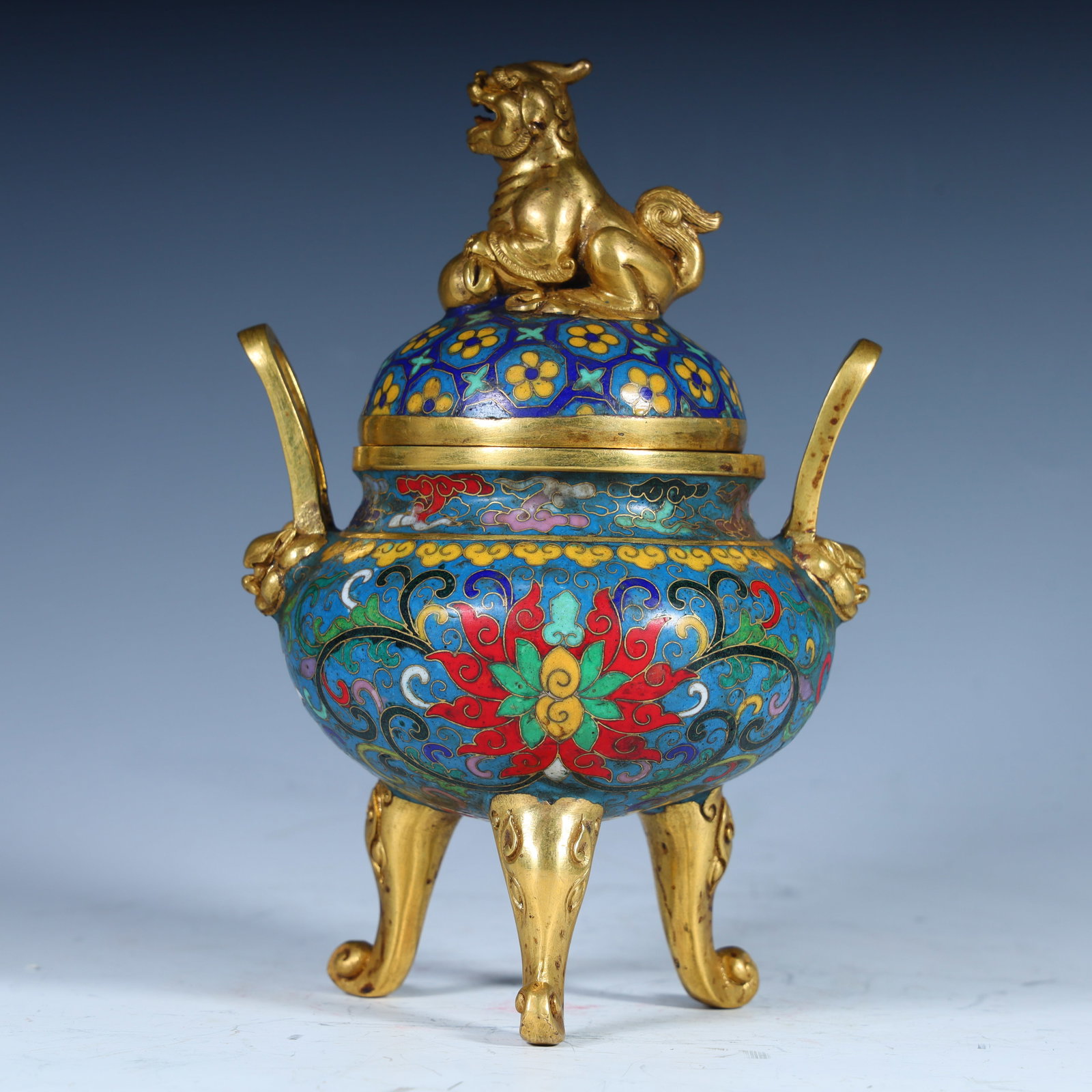 A three-legged incense burner with cloisonné enamel lion button facing the sky: Qing Dynasty cloisonné enamel lion button facing the sky ear three-legged incense burner SIZE: H:17.5cm L:13cm W:10cm W:1385g (The Dimensions Of All Batches Are Manually Measured.If You Need More Det