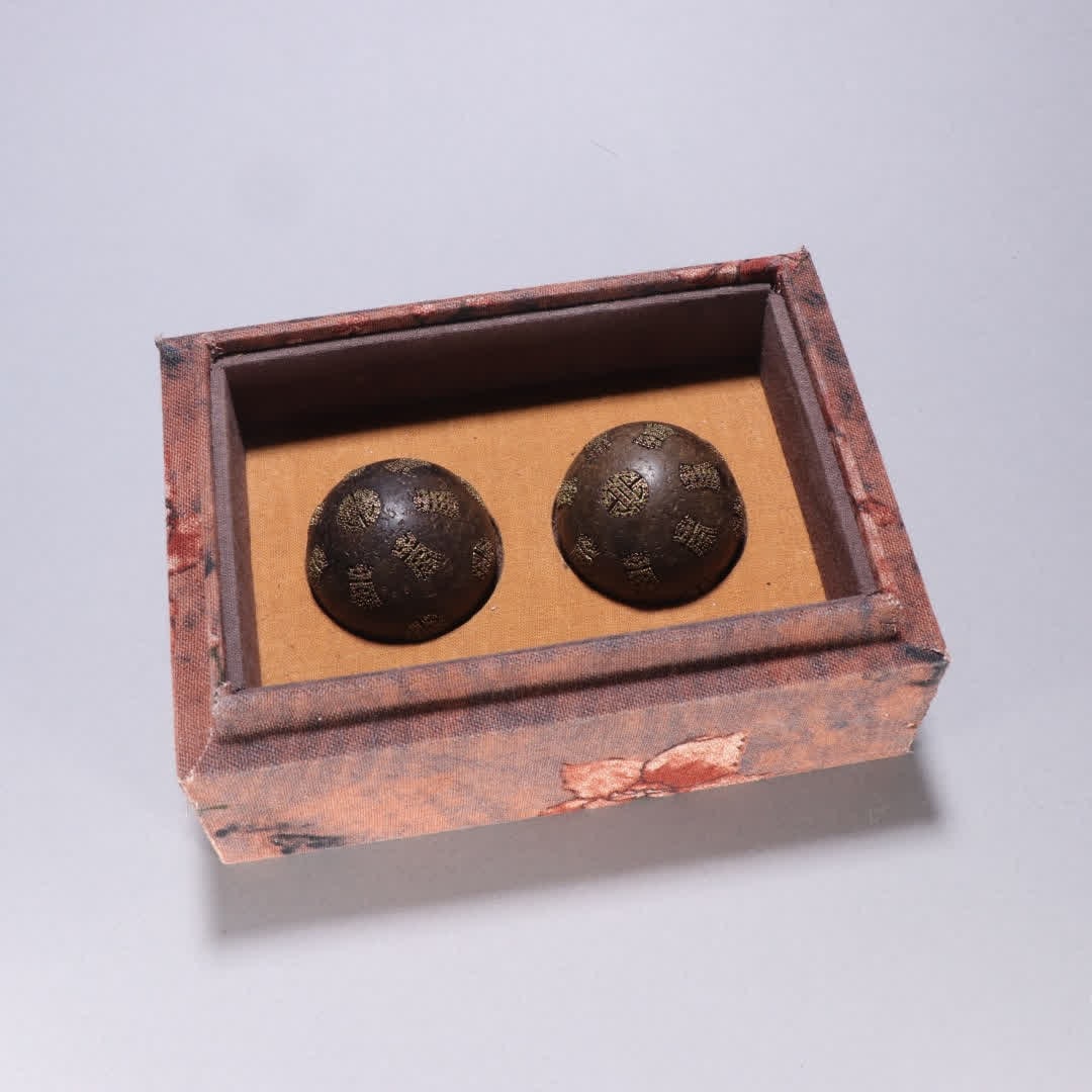 A pair of Qing Dynasty agarwood inlaid silver gilt longevity handballs: Qing Dynasty agarwood inlaid silver gilt longevity pattern handball pair SIZE: Bead diameter 5cm Single W: 73g (The Dimensions Of All Batches Are Manually Measured.If You Need More Detailed Informatio