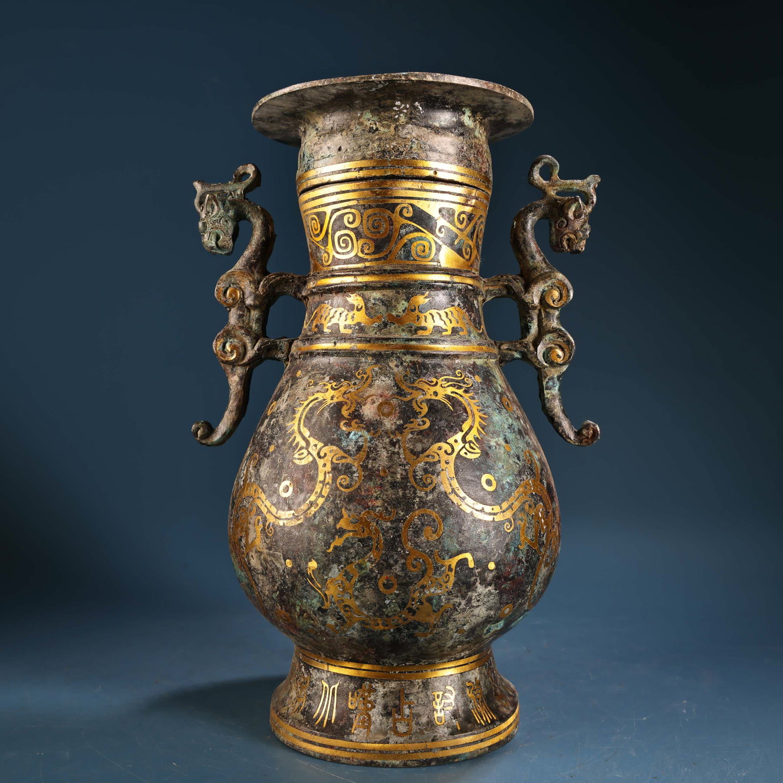 A bronze vase with gold belt inscription dragon ears: Bronze rubbing gold belt inscription dragon ear vase SIZE: W:3100g H:26cm W:18cm (The Dimensions Of All Batches Are Manually Measured.If You Need More Detailed Information, Please Contact Our Customer