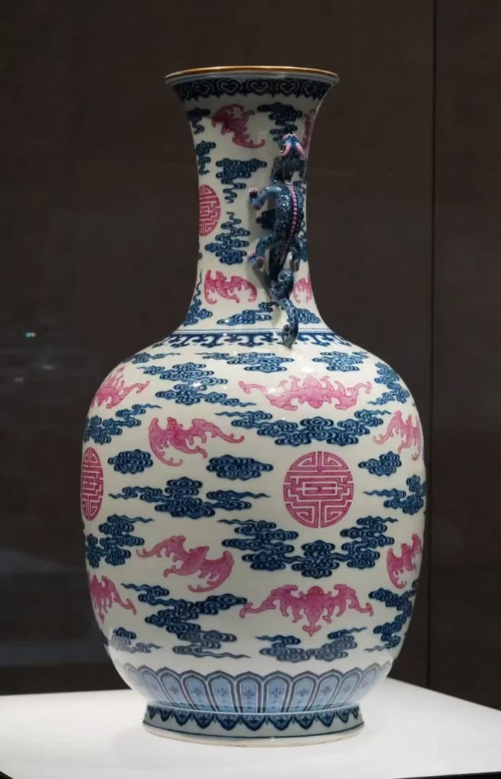 A Qing Qianlong year blue and white plus carmine red colorful cloud blessing pattern dragon ear: Qing Qianlong year blue and white plus carmine red colorful cloud blessing pattern dragon ear bottle SIZE: H: 42cm Belly diameter 21cm mouthD: 11.2cm (The Dimensions Of All Batches Are Manually Measur