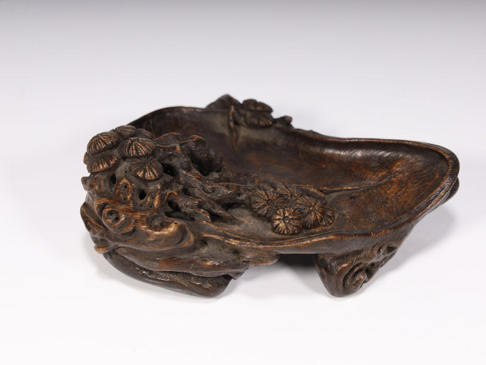 A piece of agarwood carved pine water bowl: Agarwood carvings of pine water bowls L:13cm W:10cm H:4cm W:0.052kg (The Dimensions Of All Batches Are Manually Measured.If You Need More Detailed Information, Please Contact Our Customer Service Befo