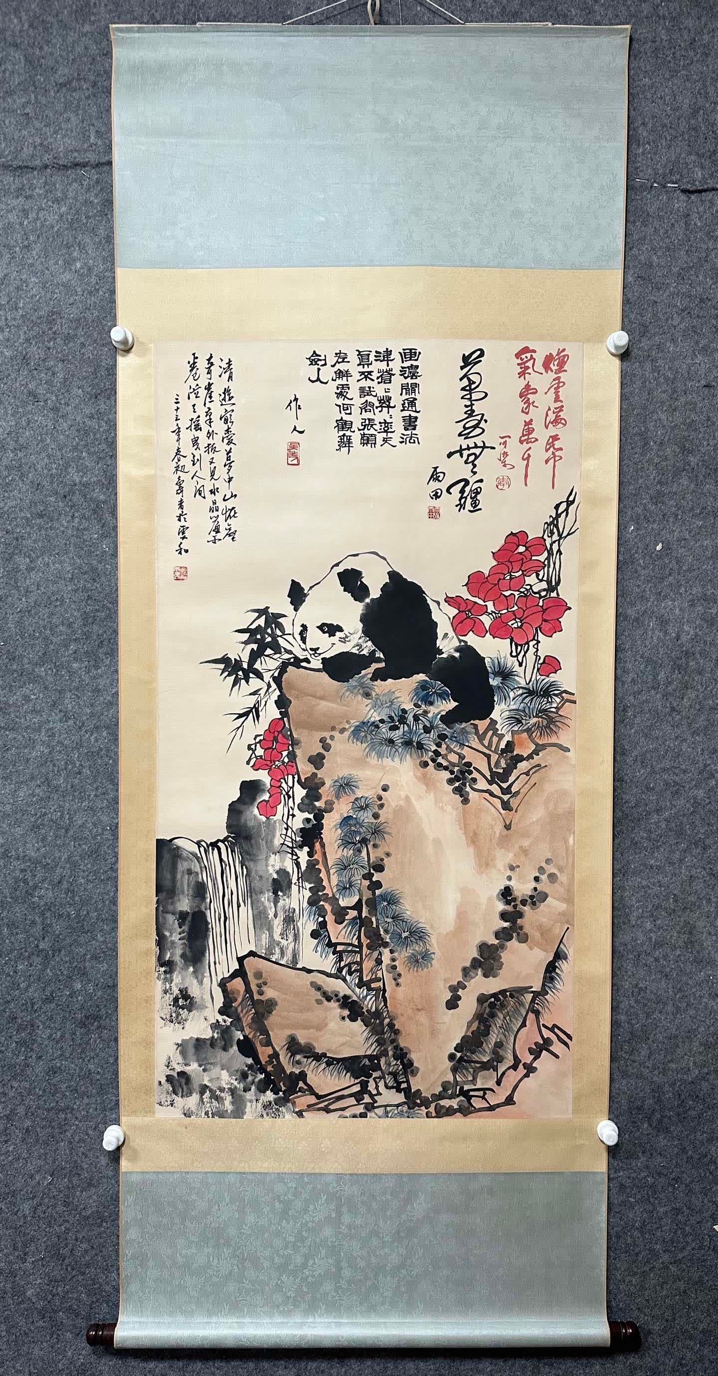 A painting of Pan Tianshou's ink panda: Pan Tianshou's ink panda has an expert appraisal video SIZE: Painting Core67.5x124.5cm (The Dimensions Of All Batches Are Manually Measured.If You Need More Detailed Information, Please Contact Our Cu