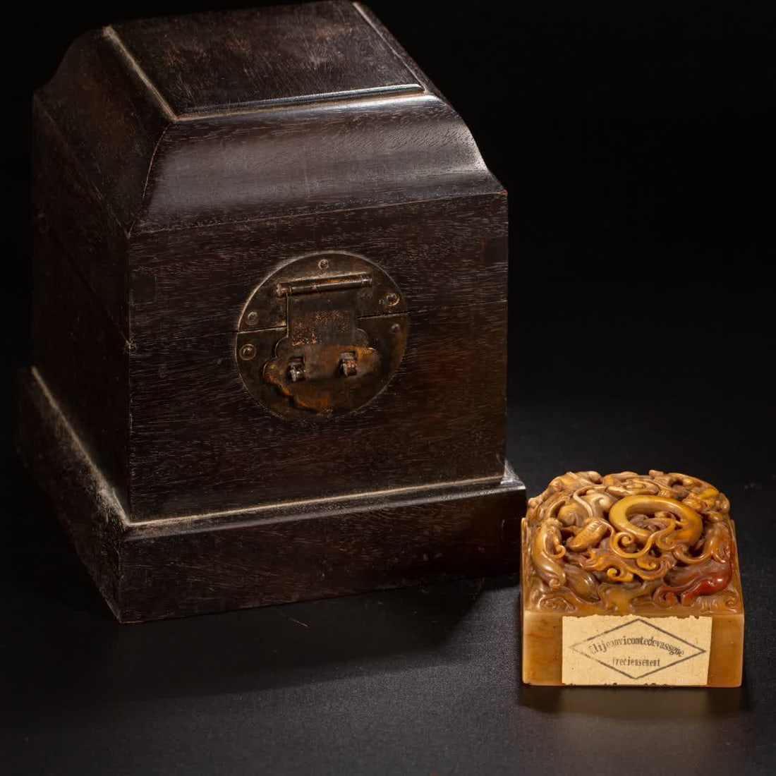 A Qing Dynasty Shoushan stone seal: Qing Dynasty Shoushan stone seal SIZE: L:6cm W:6cm H:4.5cm (The Dimensions Of All Batches Are Manually Measured.If You Need More Detailed Information, Please Contact Our Customer Service Before Biddin