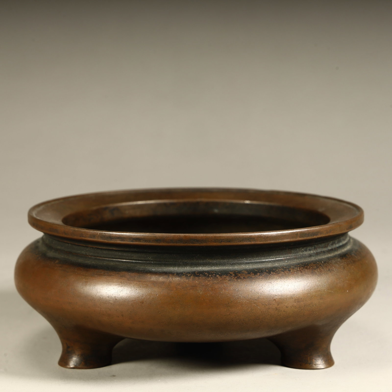 A Qing Dynasty copper pot three-legged furnace: Qing Dynasty copper pot three-legged furnace SIZE: H:5.5cm L:14.5cm W:14.5cm W:1213g (The Dimensions Of All Batches Are Manually Measured.If You Need More Detailed Information, Please Contact Our Cust