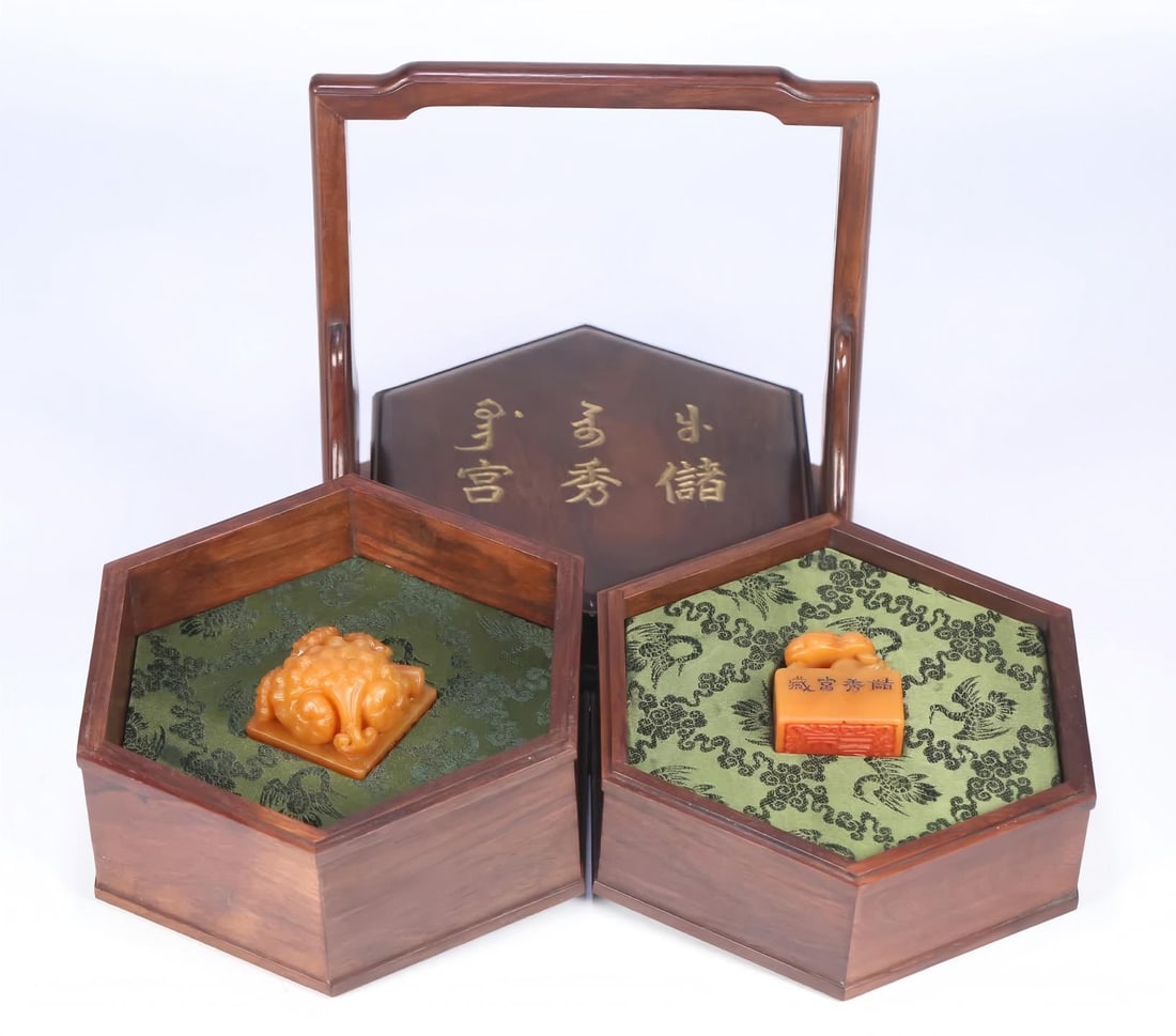A pair of Chuxiu Palace Collections Guangxu 20th year of October 10 Supervised by the Office of the: Chuxiu Palace Collection October 10, 20th year of Guangxu, supervised by the Ministry of Internal Affairs Cixi Galeries Lafayette Longevity Heaven and Earth Family Spring Ganoderma lucidum button fiel