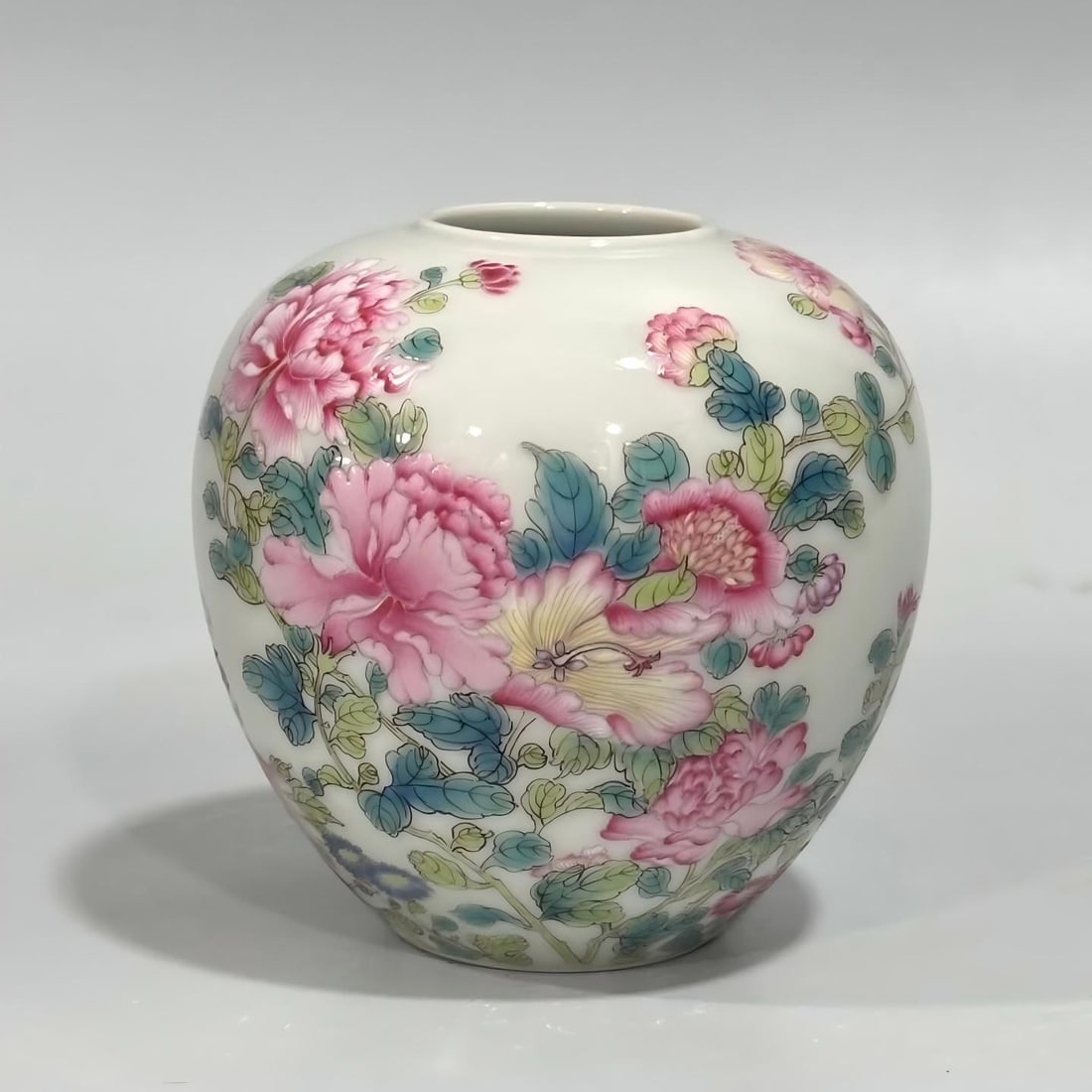 A Qing Yongzheng enamel colorful butterfly love pattern apple vessel: Qing Yongzheng enamel colorful butterfly love pattern apple cup SIZE: H: 8cm Belly diameter 8cm mouthD: 3cm (The Dimensions Of All Batches Are Manually Measured.If You Need More Detailed Information,