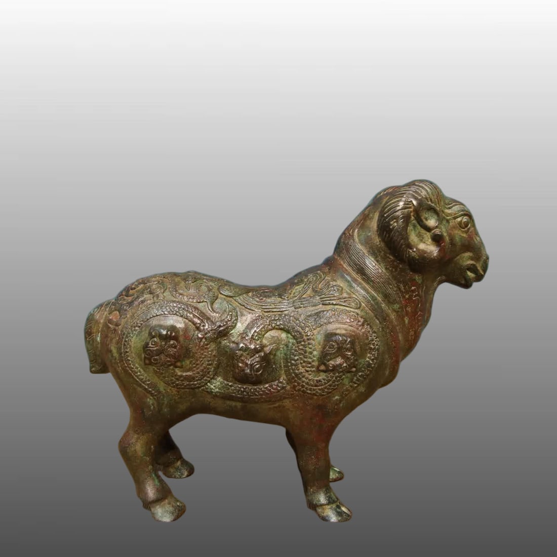 A bronze cup: Bronze cup SIZE: L:30cm W:11cm H:22cm W:2.25kg (The Dimensions Of All Batches Are Manually Measured.If You Need More Detailed Information, Please Contact Our Customer Service Before Bidding.)