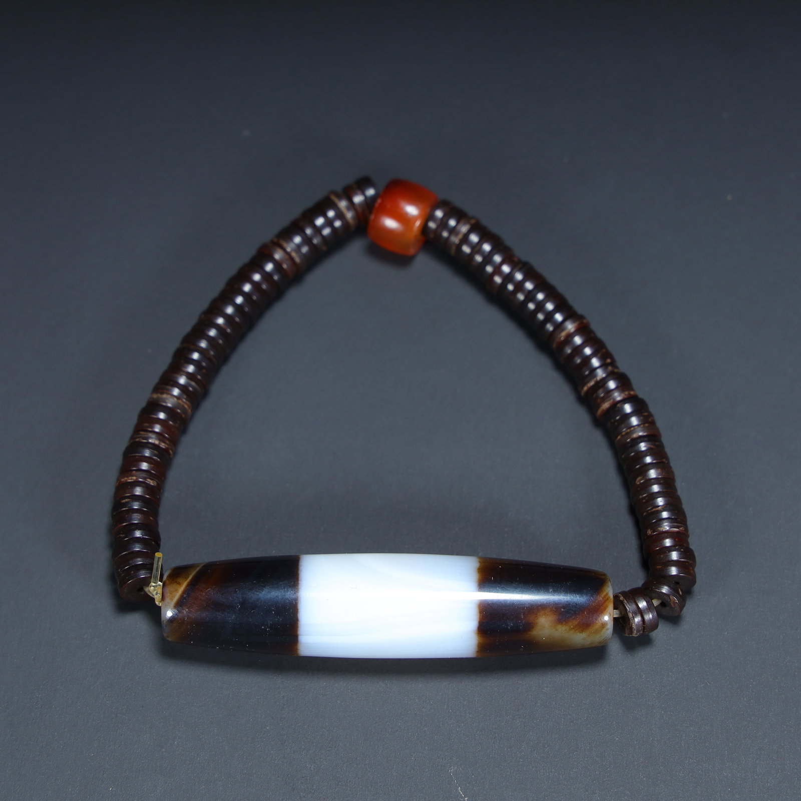 A "One Line of Heaven" Dzi with coconut shell slice bracelet: "One Line of Heaven" Dzi with coconut shell slice bracelet SIZE: L:5.8cm W:13.4cm W:22.5g (The Dimensions Of All Batches Are Manually Measured.If You Need More Detailed Information, Please Contact Our