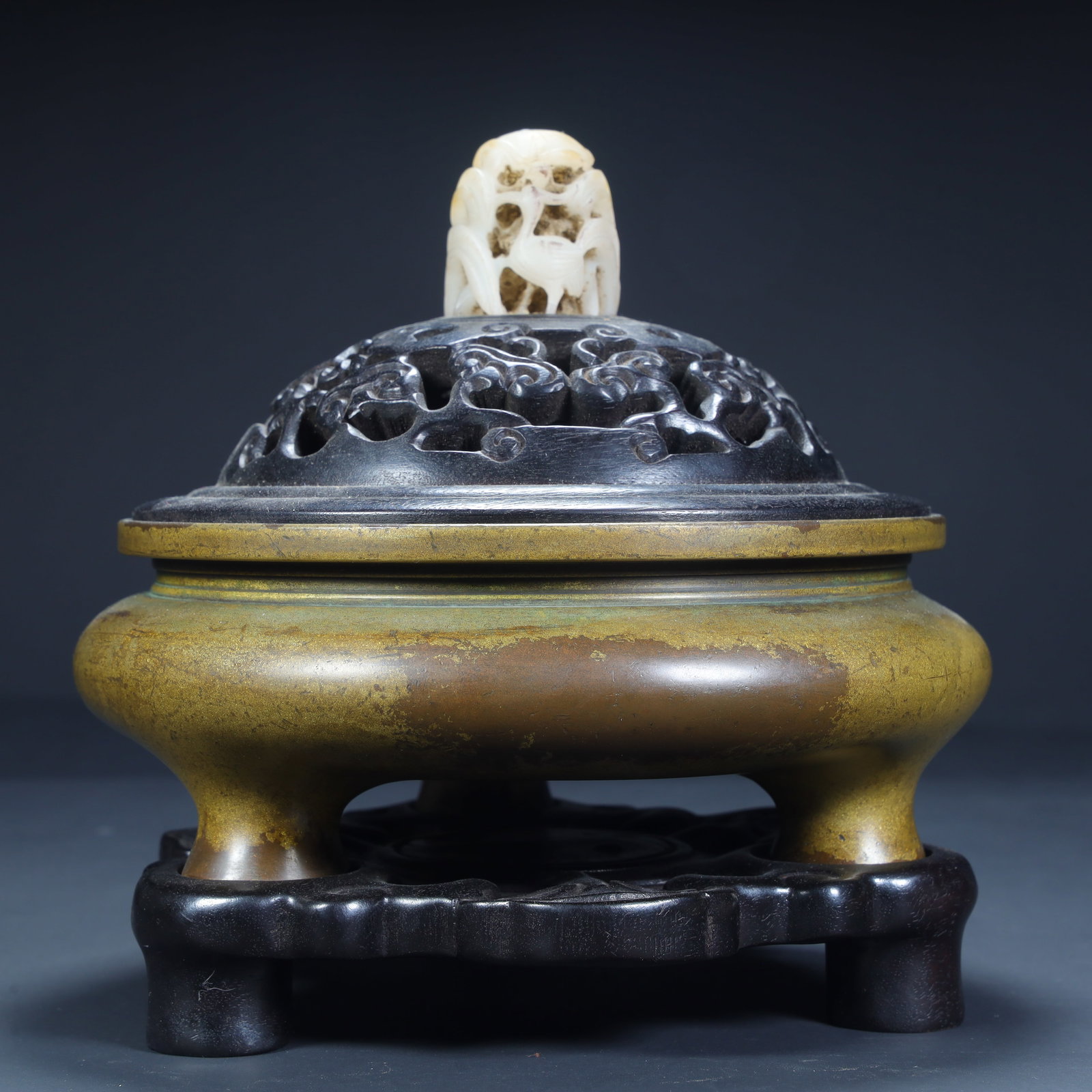 A piece of Qing Dynasty copper tire kiln glazed three-legged aromatherapy: Qing Dynasty copper tire kiln glazed three-legged aromatherapy SIZE: H:17cm L:17.5cm W:17.5cm W:3kg (The Dimensions Of All Batches Are Manually Measured.If You Need More Detailed Information, Please C