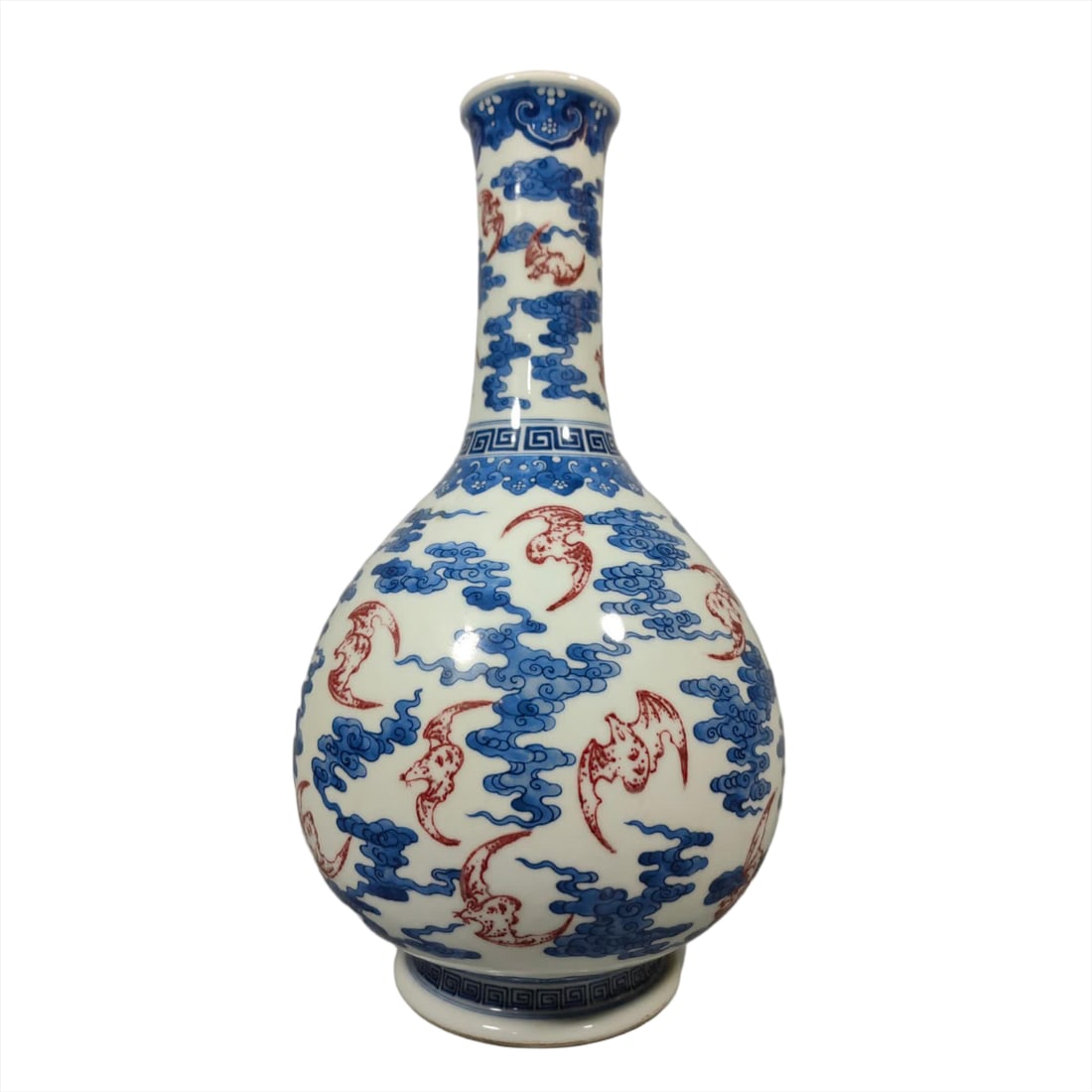 A Qing Dynasty blue and white glaze red cloud bat Qi Tian vase: Qing Dynasty blue and white glaze red cloud bat Qi Tian vase SIZE: AAA (The Dimensions Of All Batches Are Manually Measured.If You Need More Detailed Information, Please Contact Our Customer Service B
