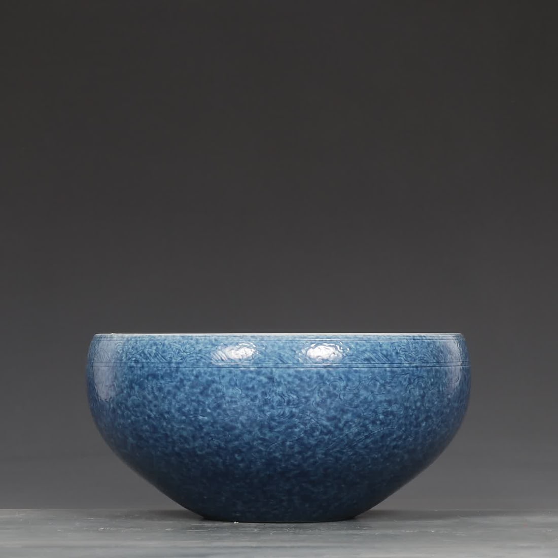 A Ming Xuande blue glaze dragon pattern roll bowl: Ming Xuande sprinkled blue glaze dragon pattern curl bowl SIZE: H:11cm mouthD:22cm (The Dimensions Of All Batches Are Manually Measured.If You Need More Detailed Information, Please Contact Our