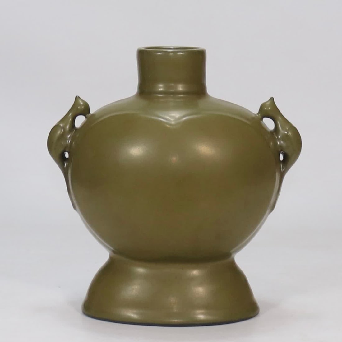 A piece of tea made in the Qing Yongzheng year: Qing Yongzheng year tea end dove ear zun SIZE: H:23.2cm W:23cm (The Dimensions Of All Batches Are Manually Measured.If You Need More Detailed Information, Please Contact Our Customer Service Before Bi