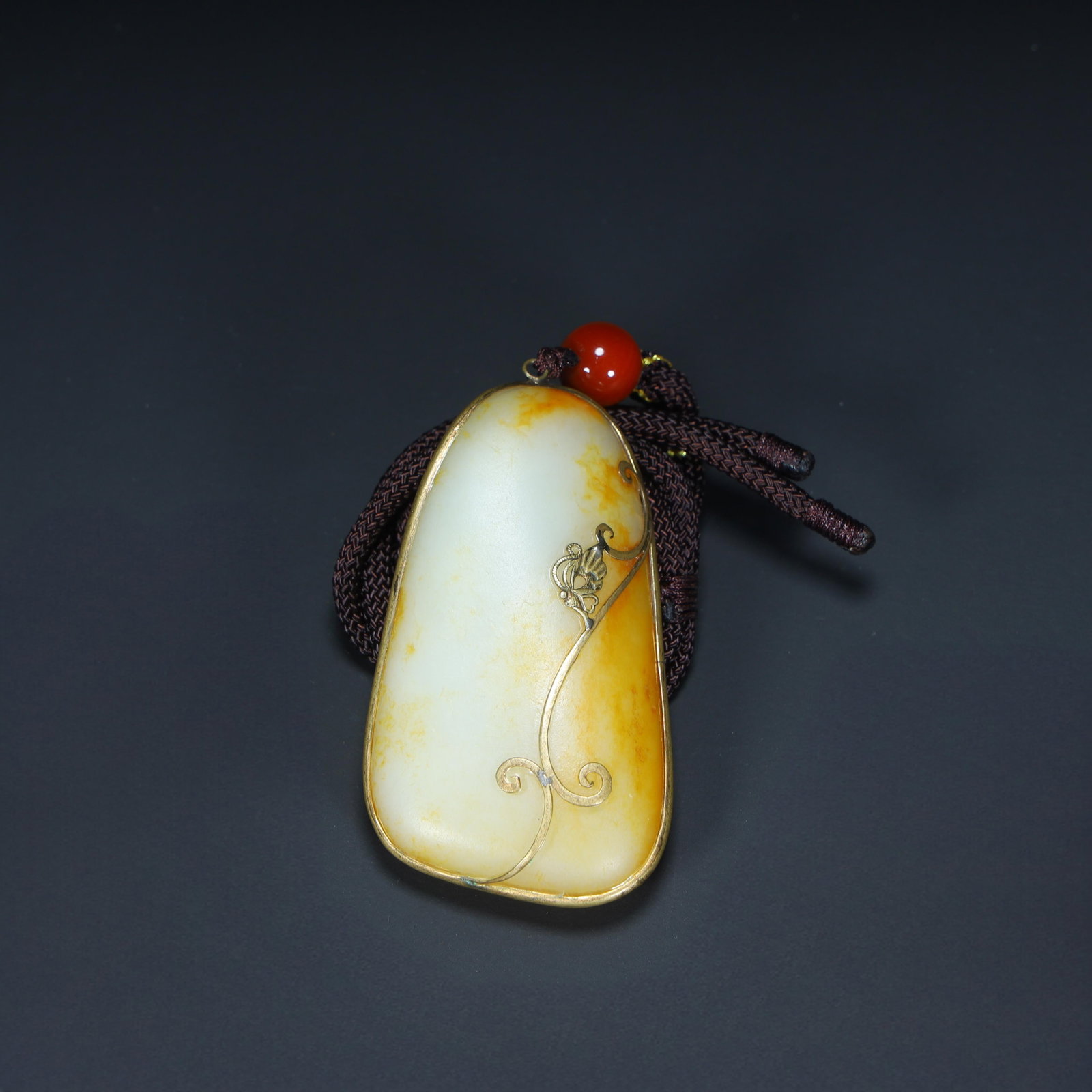 A Hetian jade inlaid gold ornament pendant: Hetian jade inlaid gold ornament pendant SIZE: H:1.5cm L:6.5cm W:3.5cm W:68.8g (The Dimensions Of All Batches Are Manually Measured.If You Need More Detailed Information, Please Contact Our Customer S