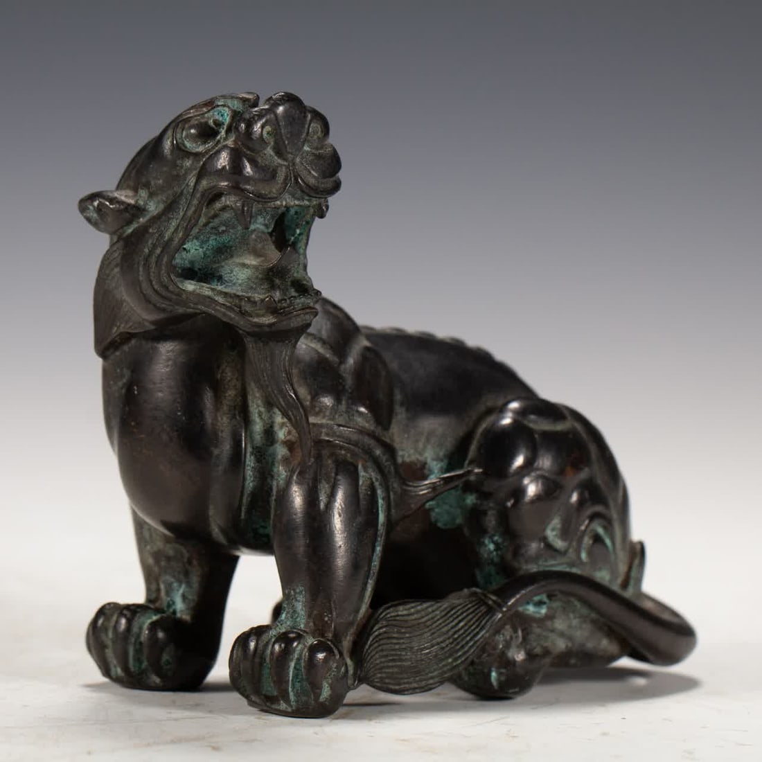 A bronze beast of the Qing Dynasty: The bronze beast of the Qing Dynasty SIZE: L:9cm W:5cm H:9cm (The Dimensions Of All Batches Are Manually Measured.If You Need More Detailed Information, Please Contact Our Customer Service Before Bidd