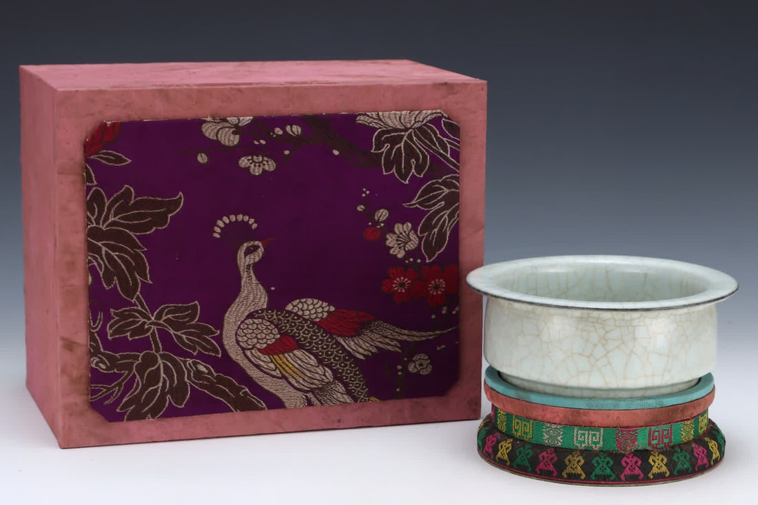 A piece of Song official kiln moon white glaze folded edge wash (1 of 8)